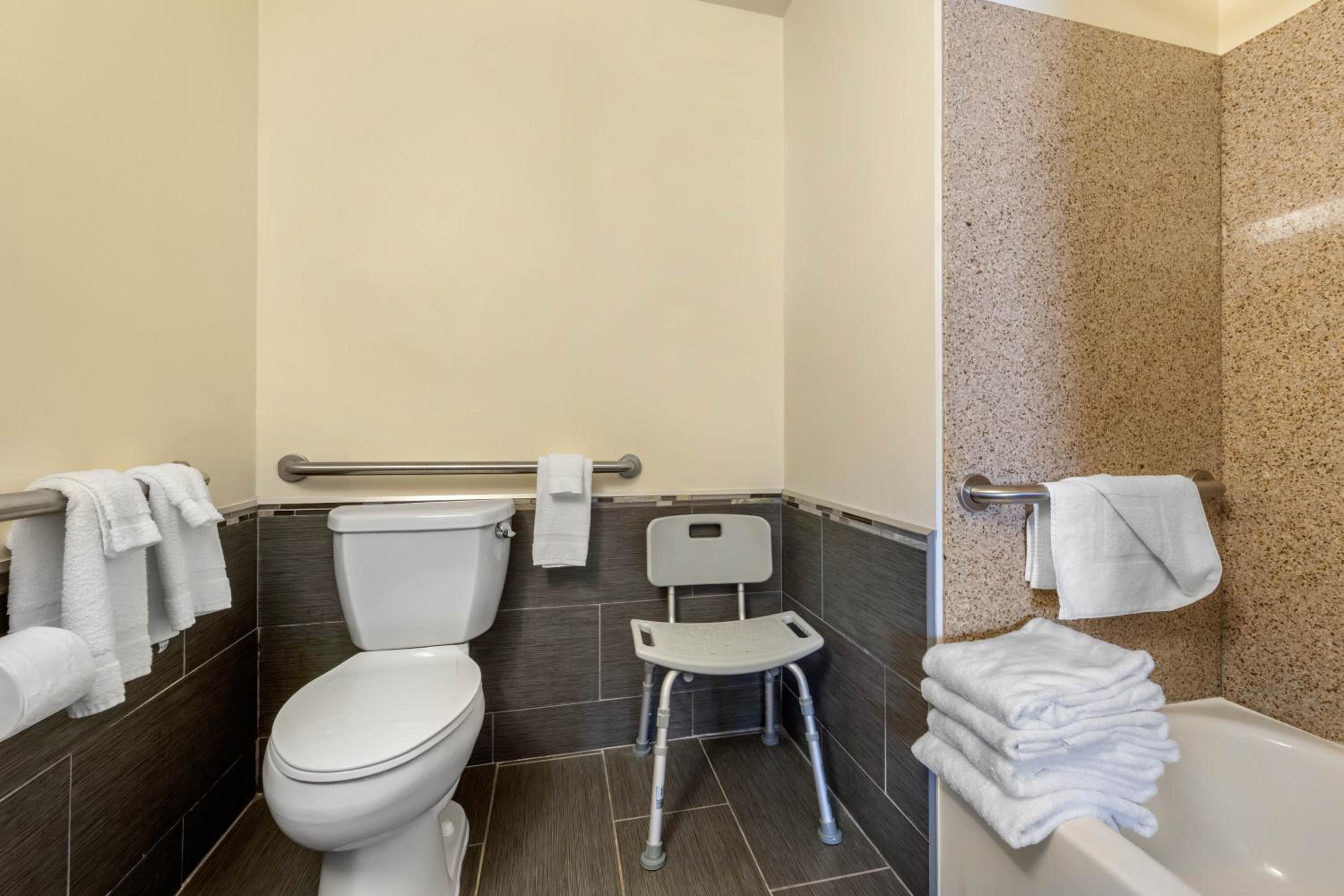 King Room with Accessible Tub - Accessible/Non-Smoking - Photo 3