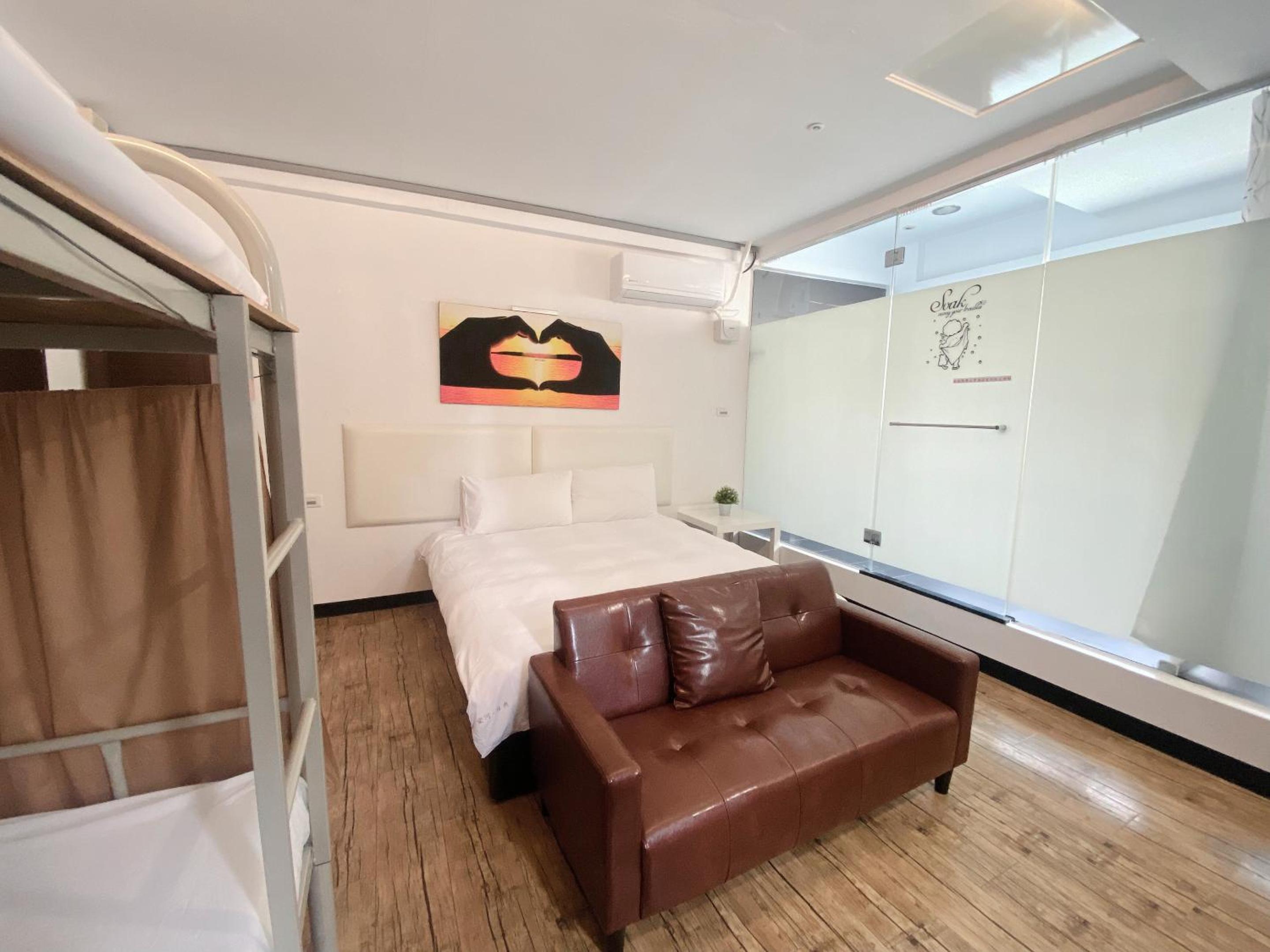Quadruple Room with Shower - Photo 9