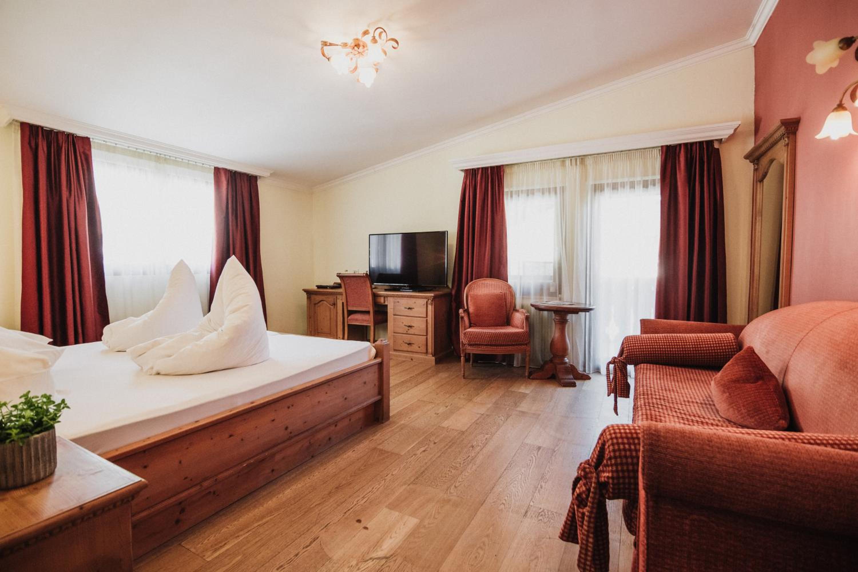 Deluxe Double Room with Balcony photo 2