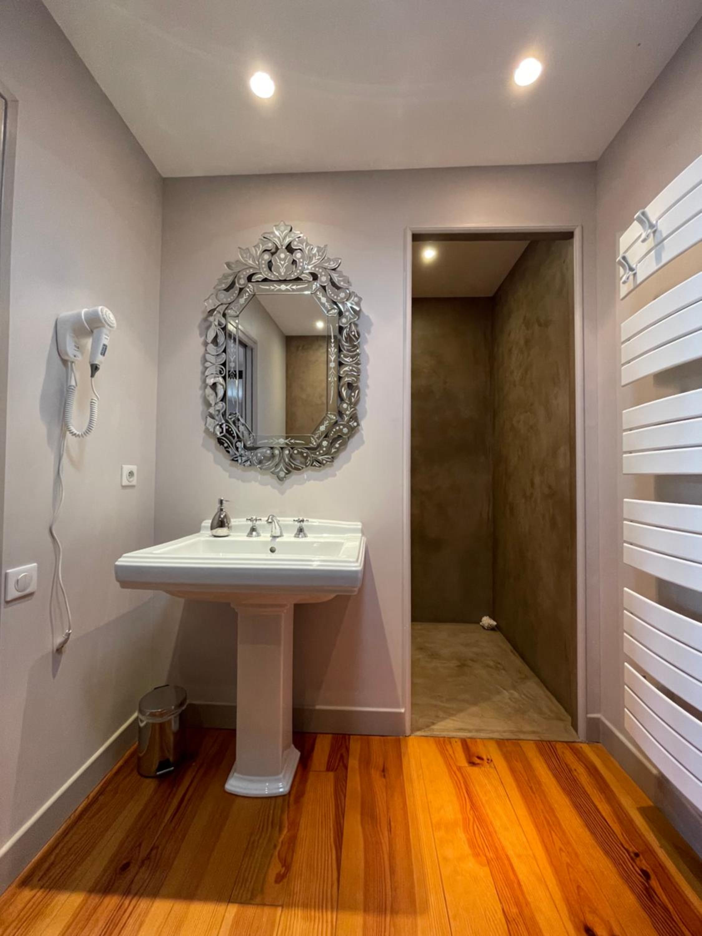Family Room with Private Bathroom - Photo 7