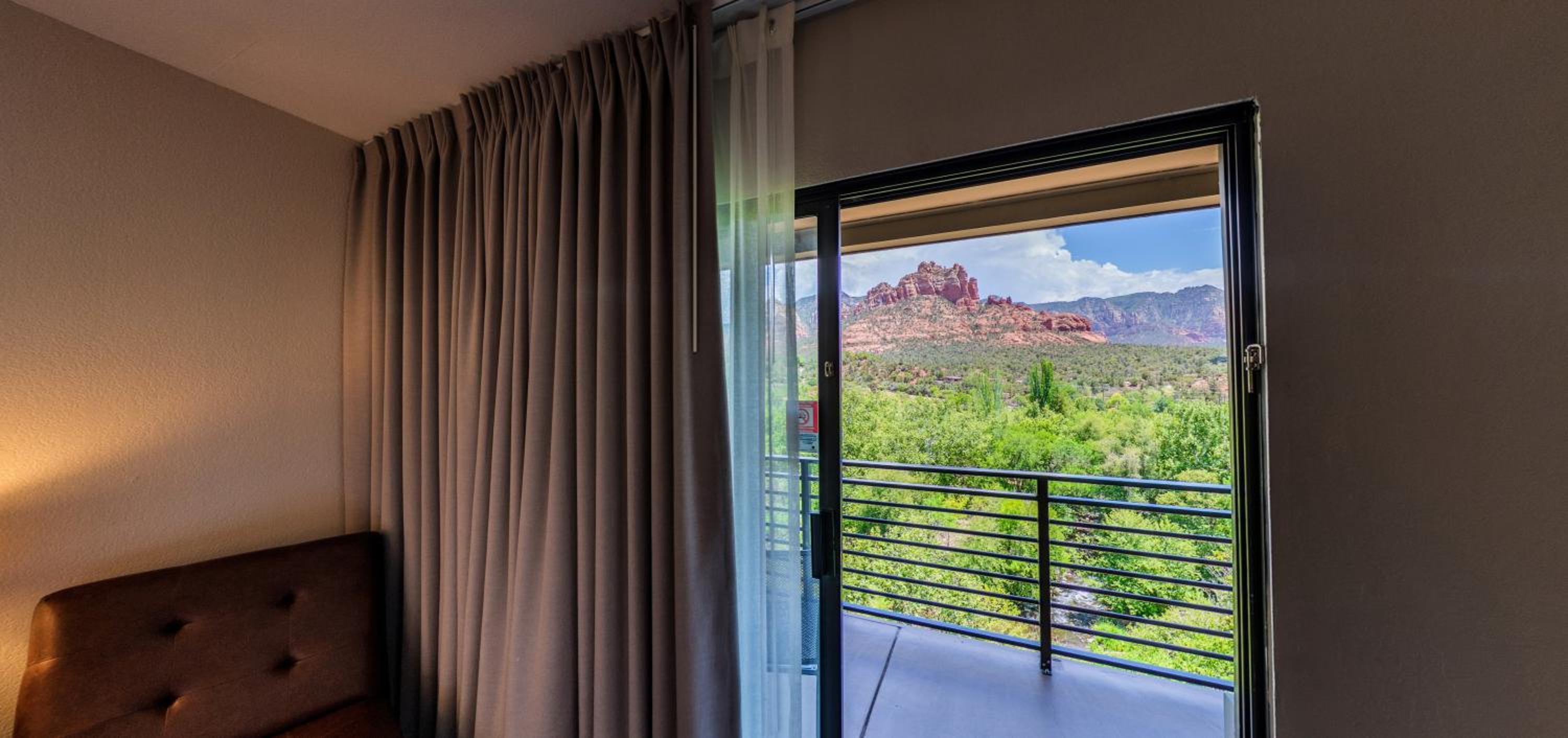 King Room with Balcony - Photo 4
