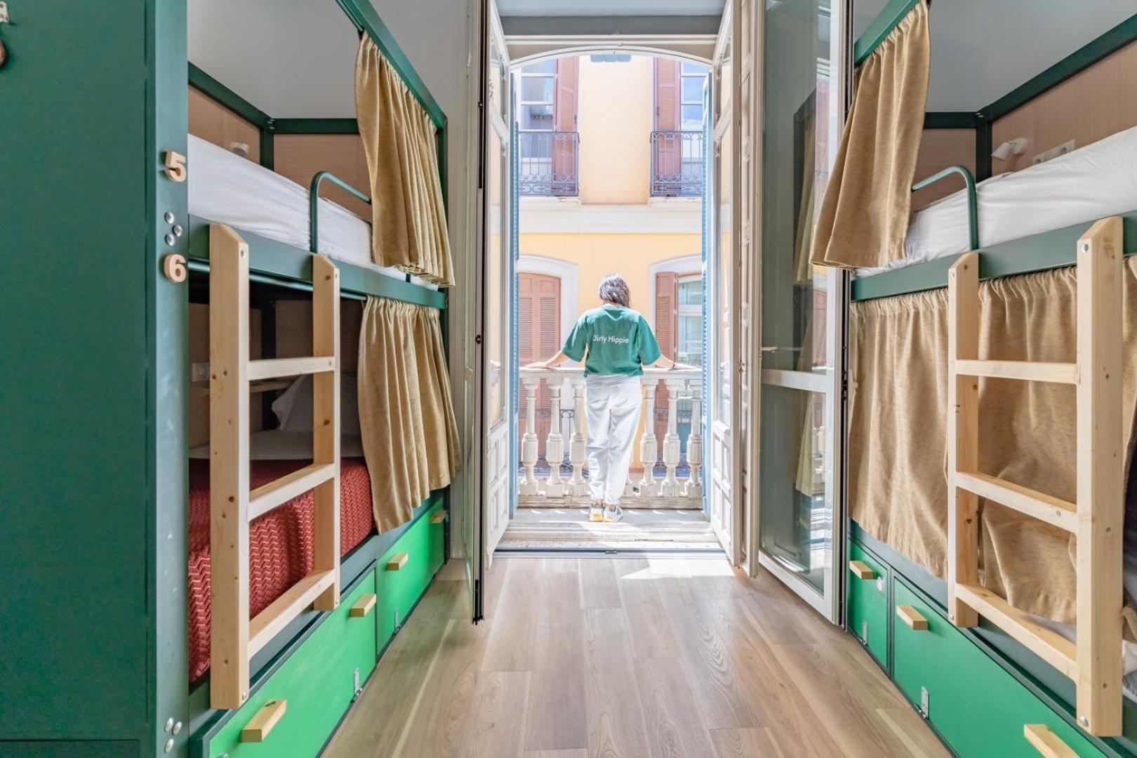 Bed in Deluxe 8-Bed Mixed Dormitory Room thumbnail 6