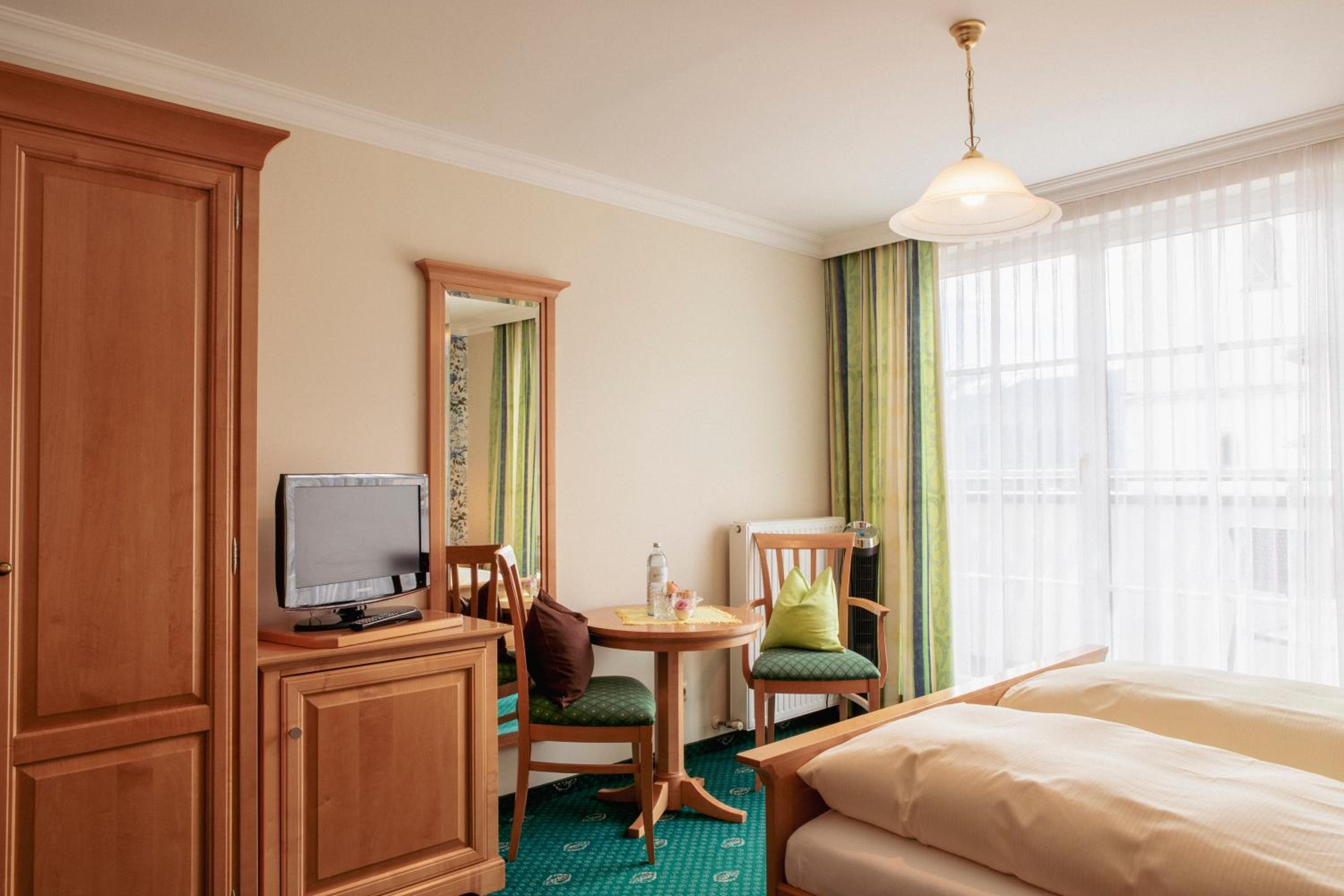 Double Room with Balcony - Photo 3