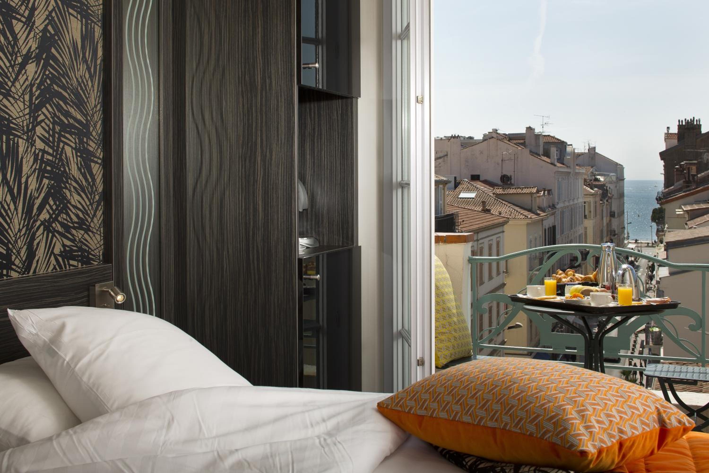 Deluxe Twin Room with Balcony photo 3