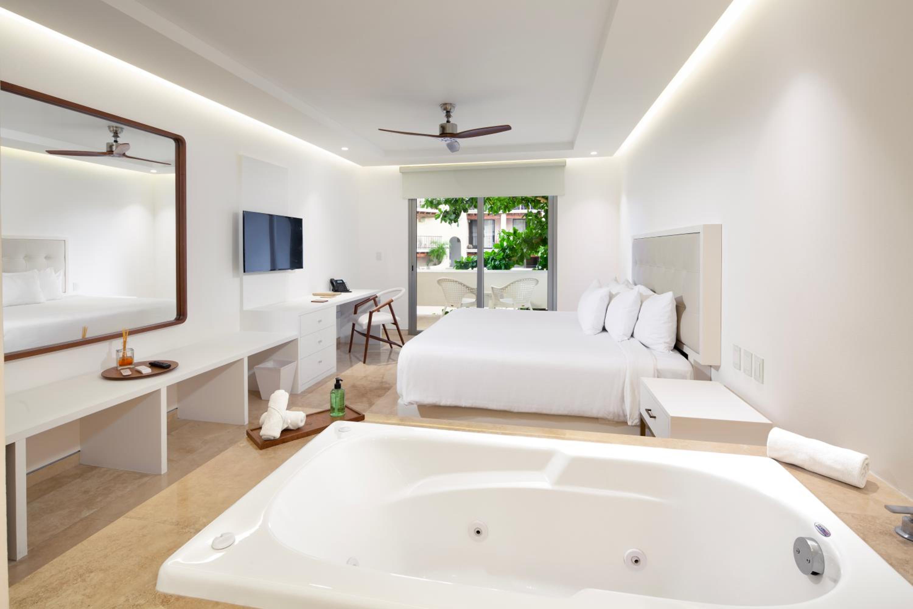 Premium hottube suite photo 1