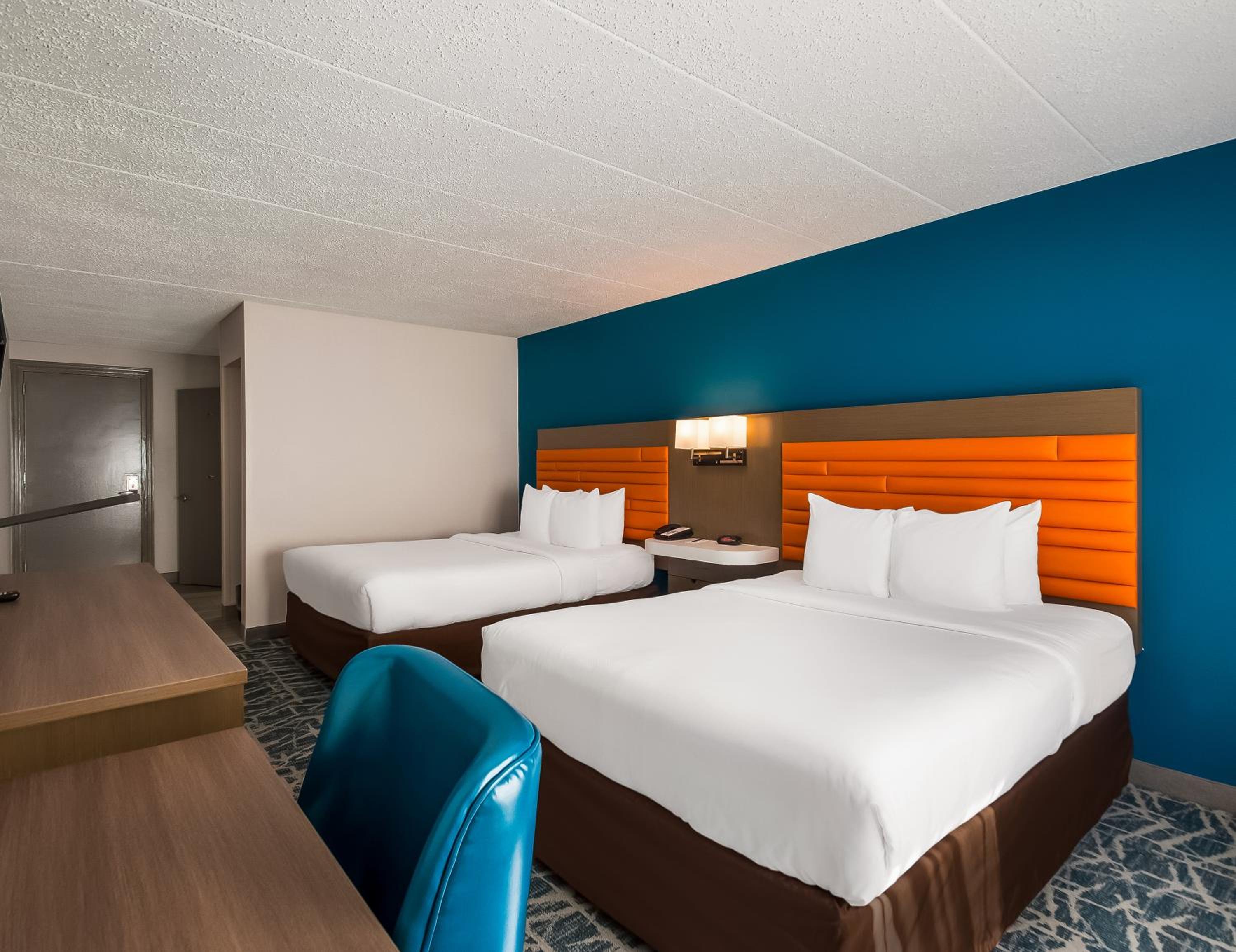 Queen Room with Two Queen Beds - Non-Smoking photo 3