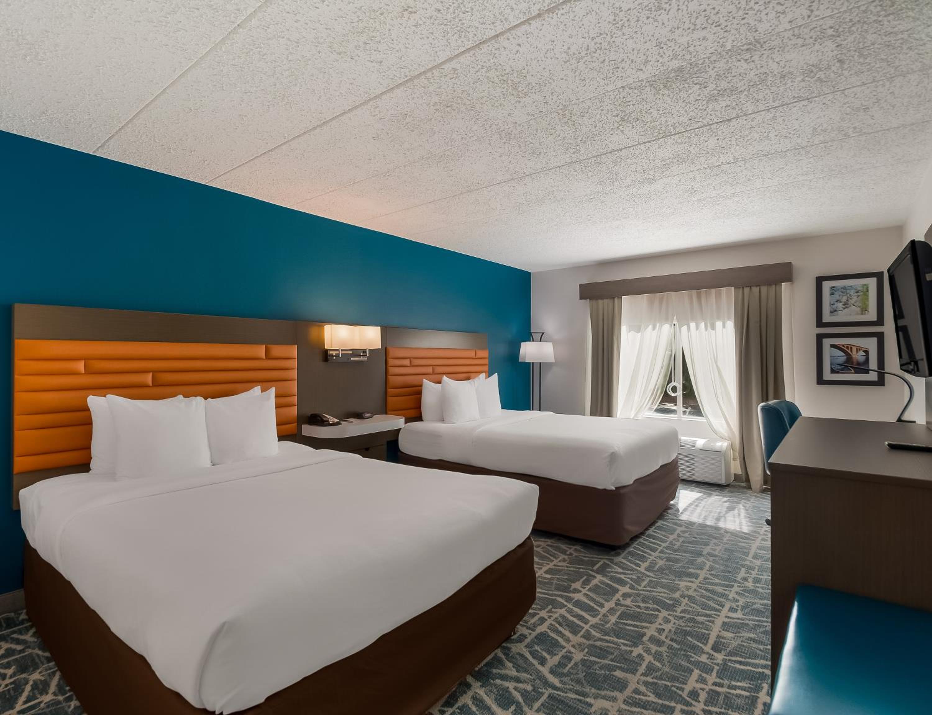 Queen Room with Two Queen Beds - Pet Friendly/Non-Smoking photo 3