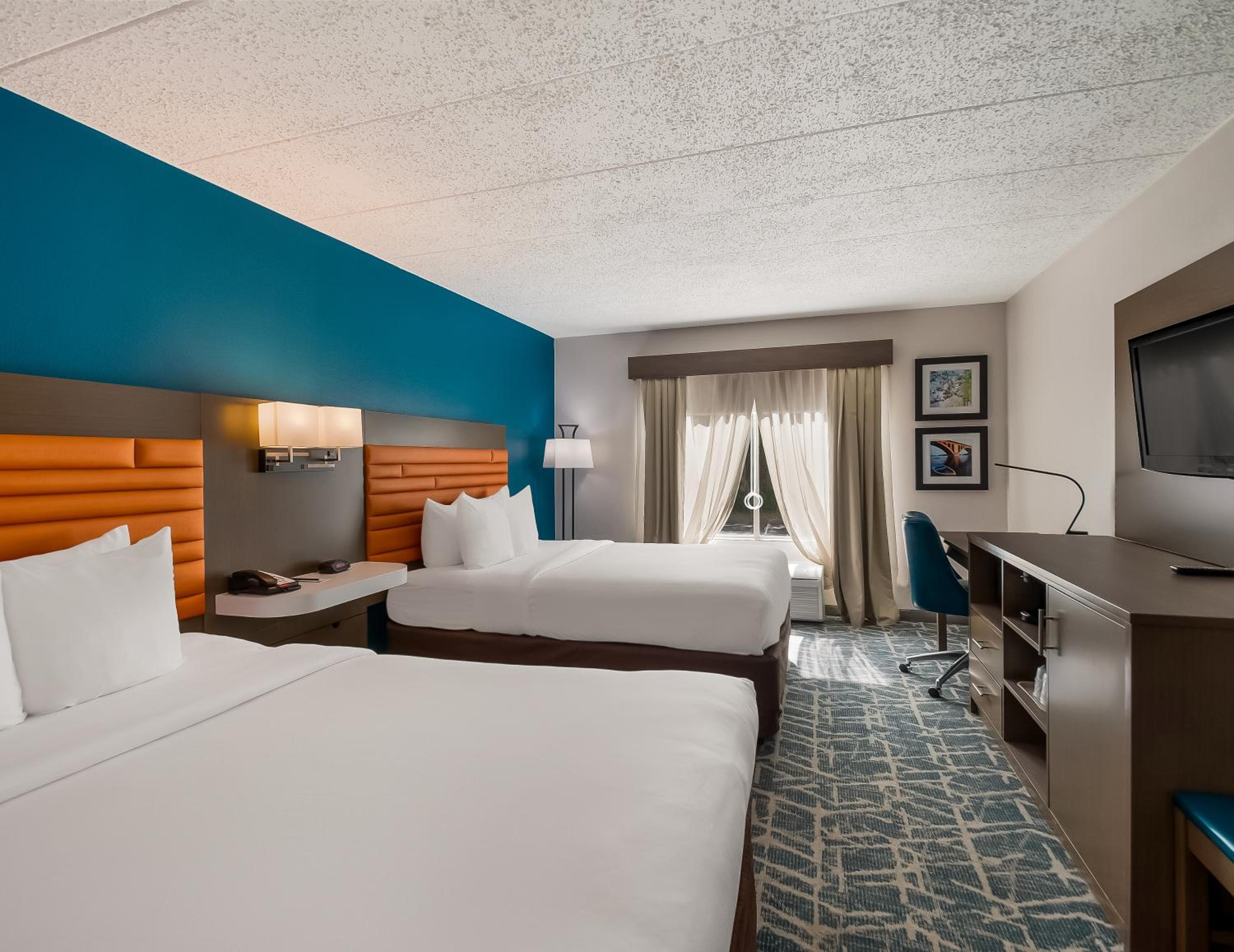 Queen Room with Two Queen Beds - Non-Smoking photo 1