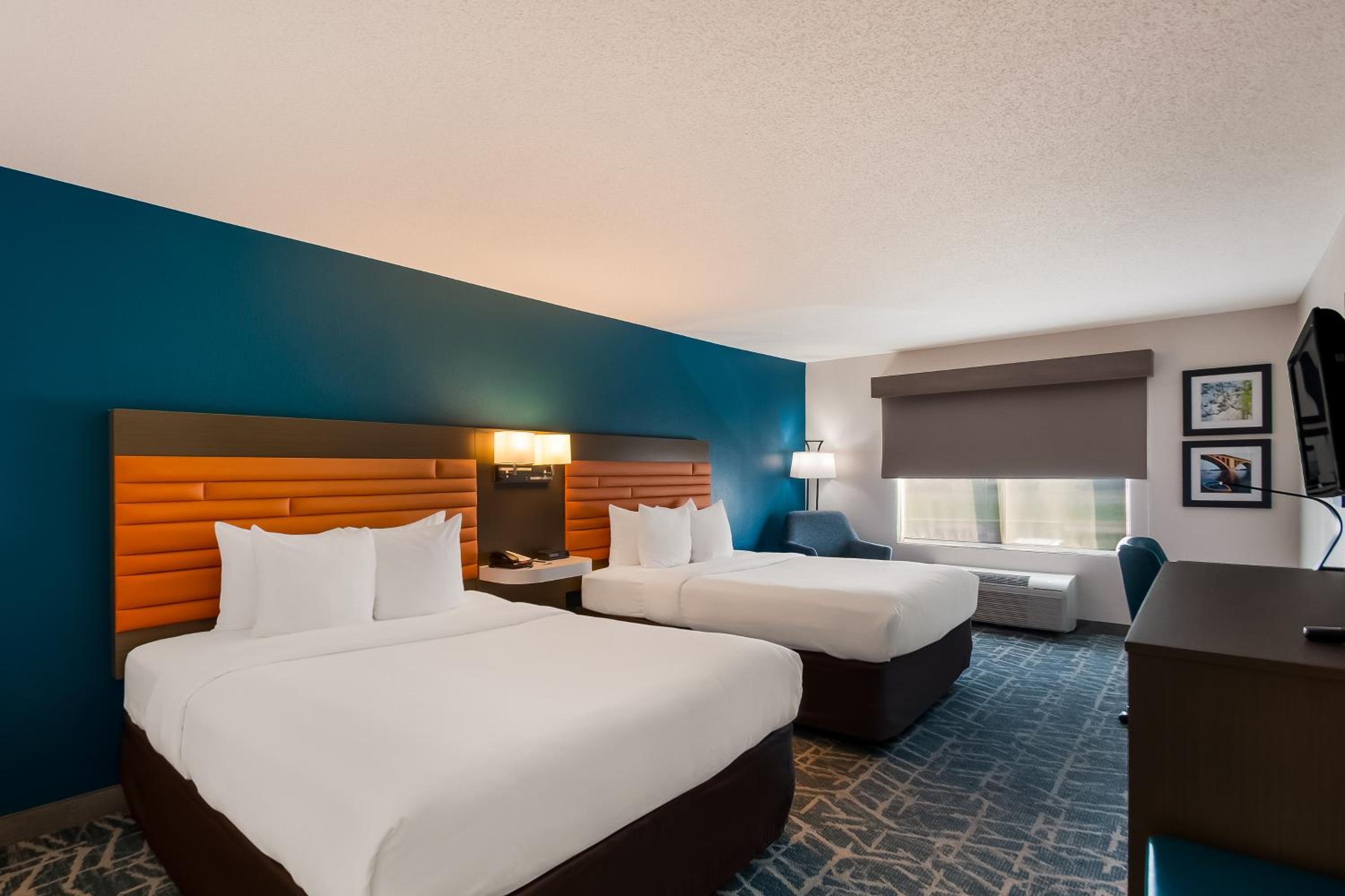 Queen Room with Two Queen Beds - Pet Friendly/Non-Smoking photo 2