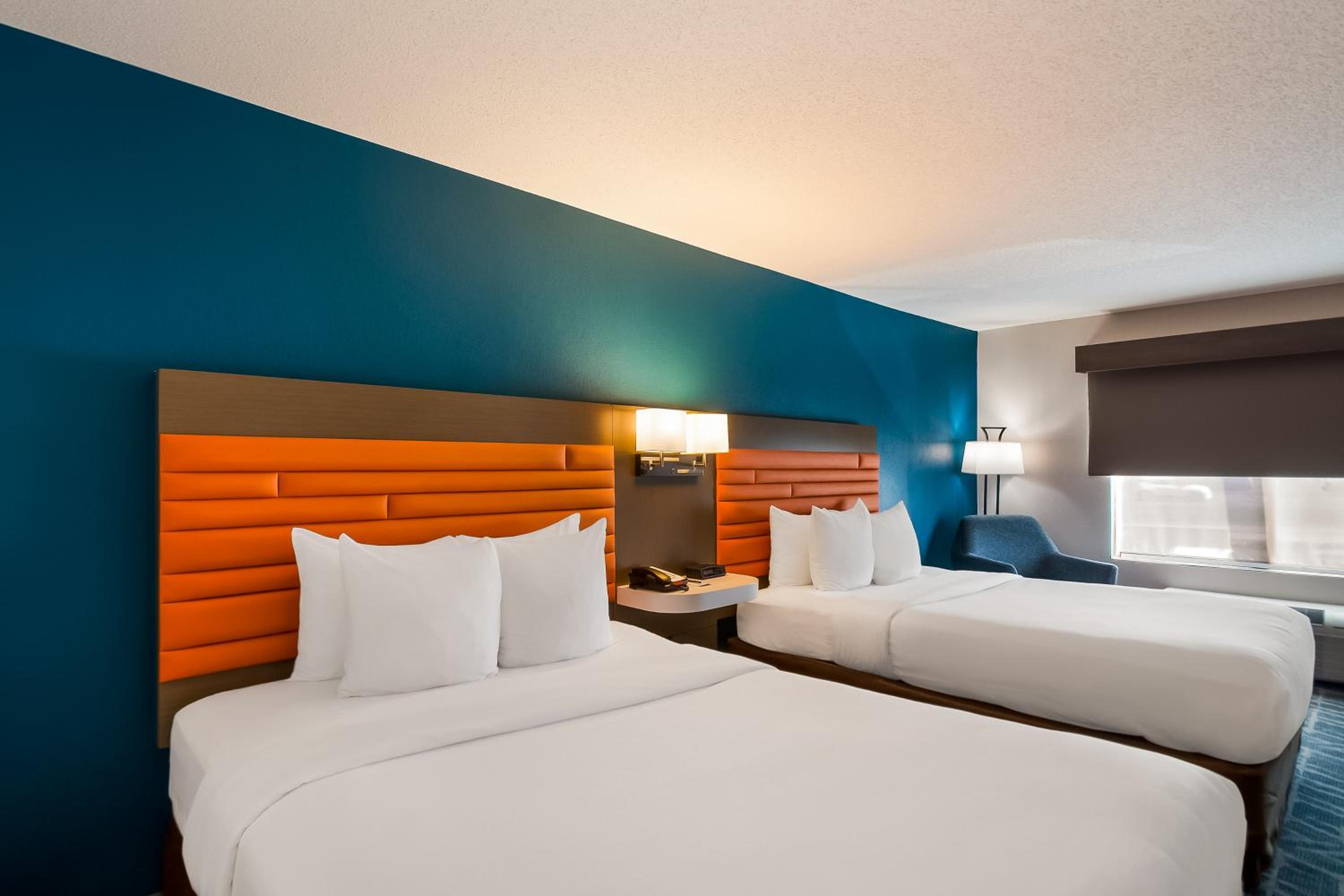 Queen Room with Two Queen Beds - Non-Smoking photo 2