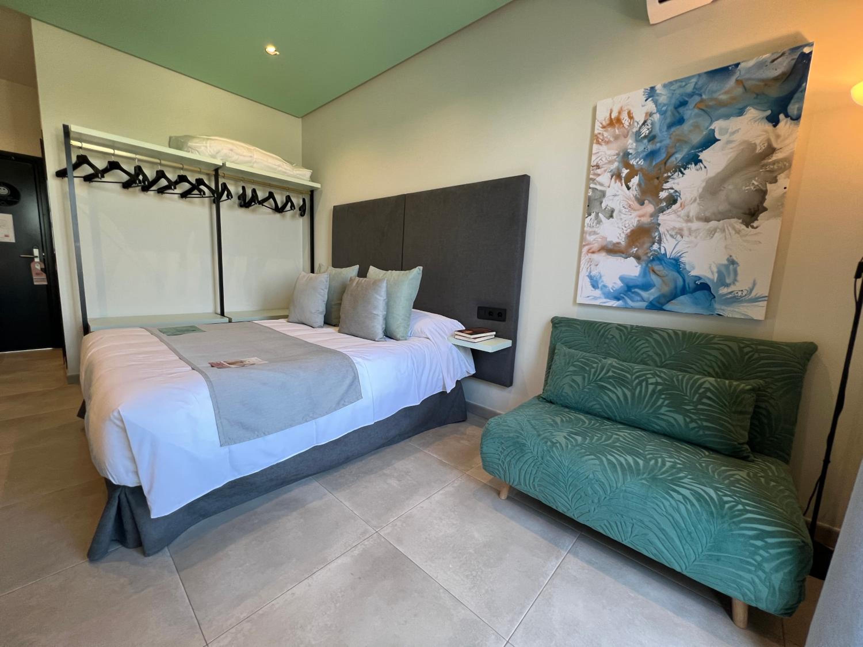 Superior Double Room (2 Adults + 1 Child) thumbnail 6