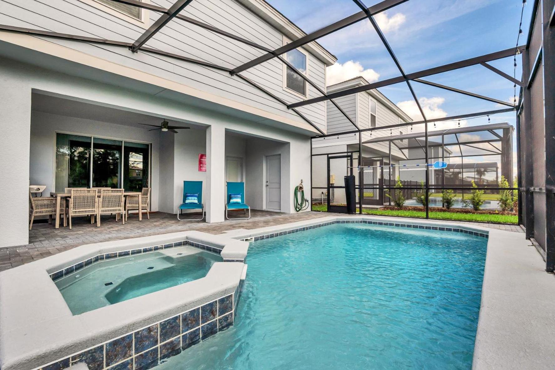 Six-Bedroom House - Photo 44
