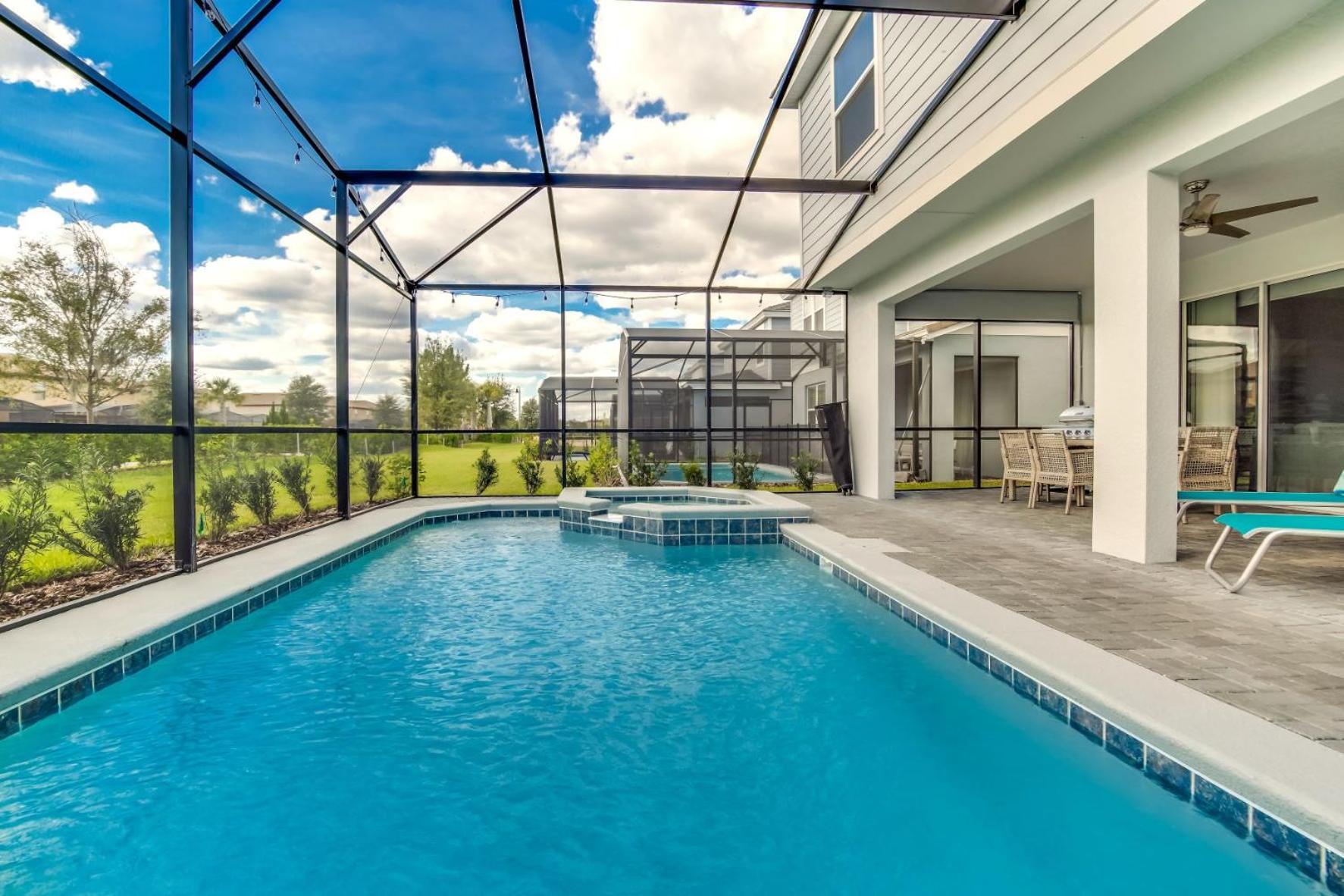 Six-Bedroom House - Photo 2