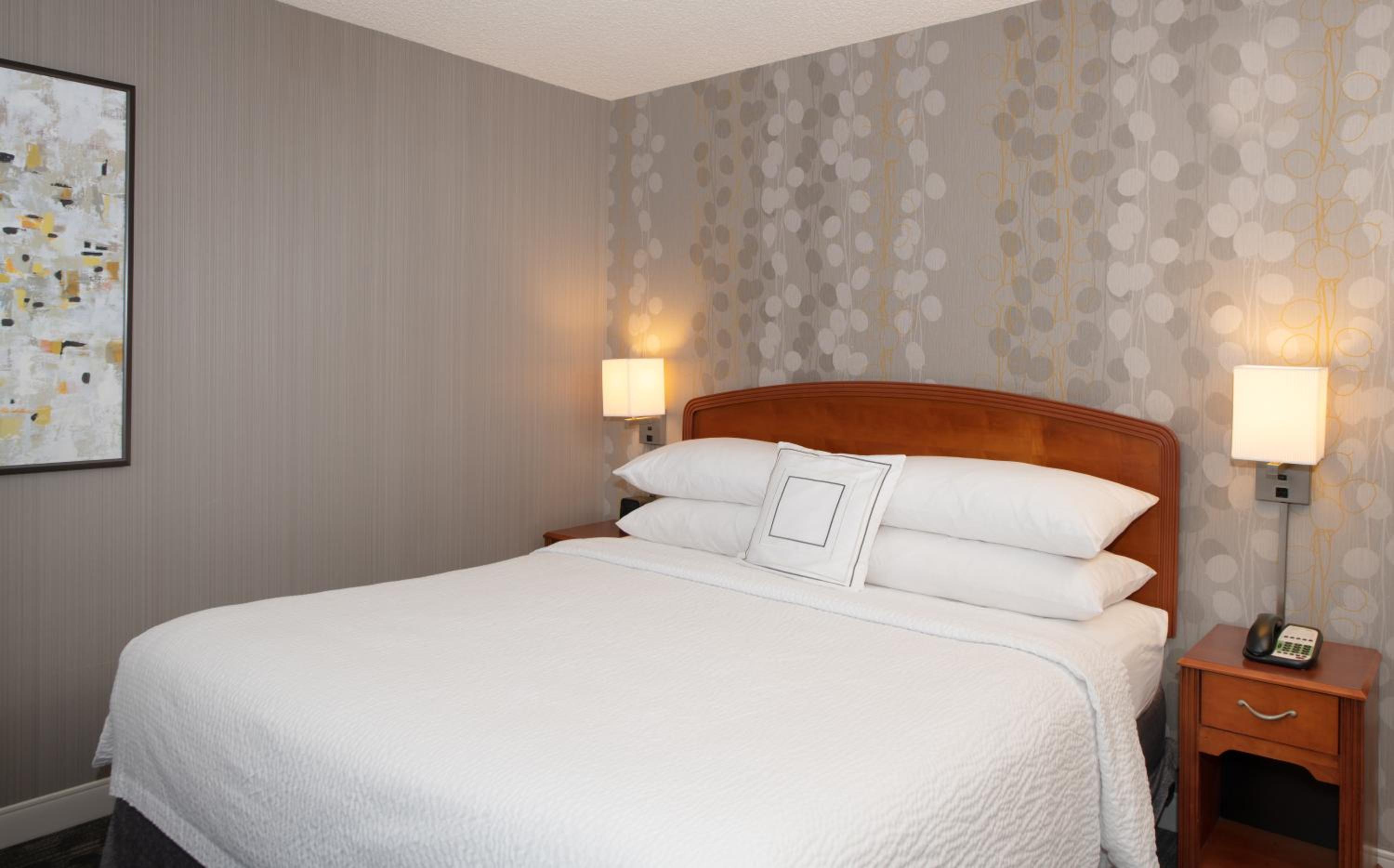 King Room with Adapted Tub - Mobility Accessible - Photo 4