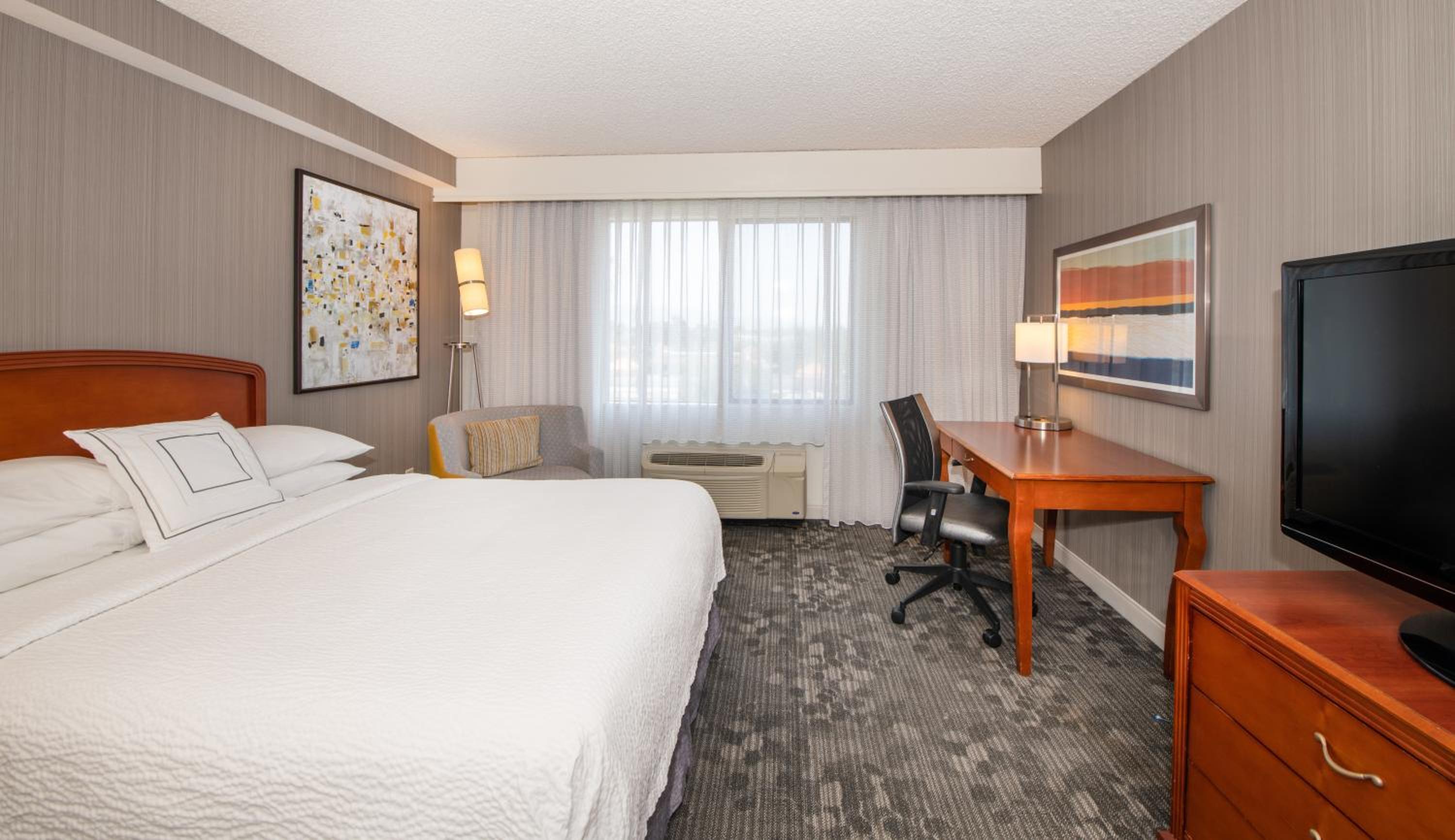 King Room with Adapted Tub - Mobility Accessible - Photo 2