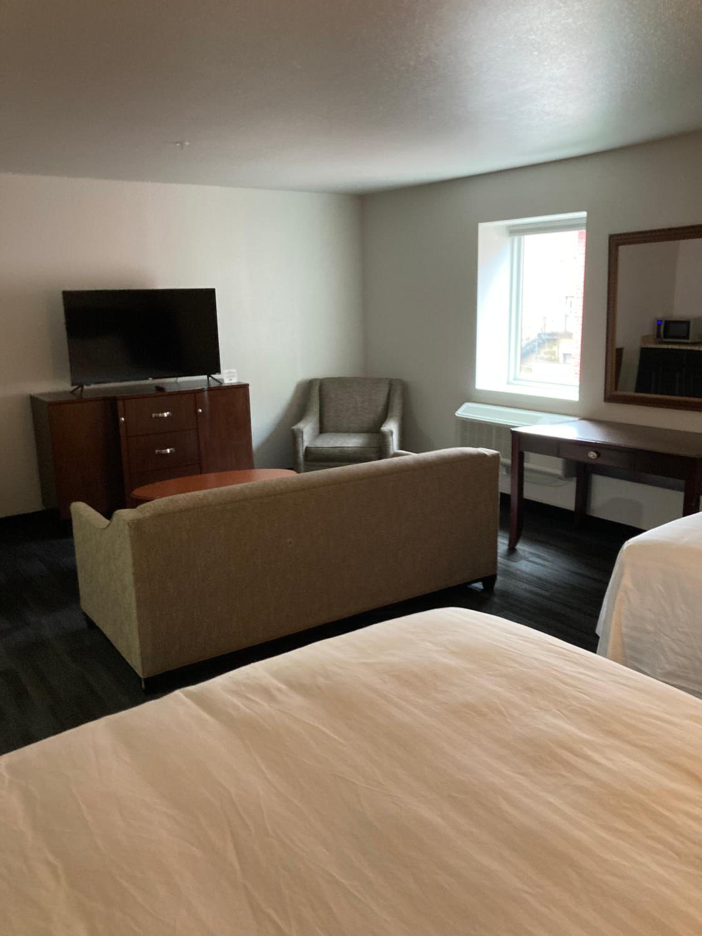 Deluxe Queen Suite photo 3