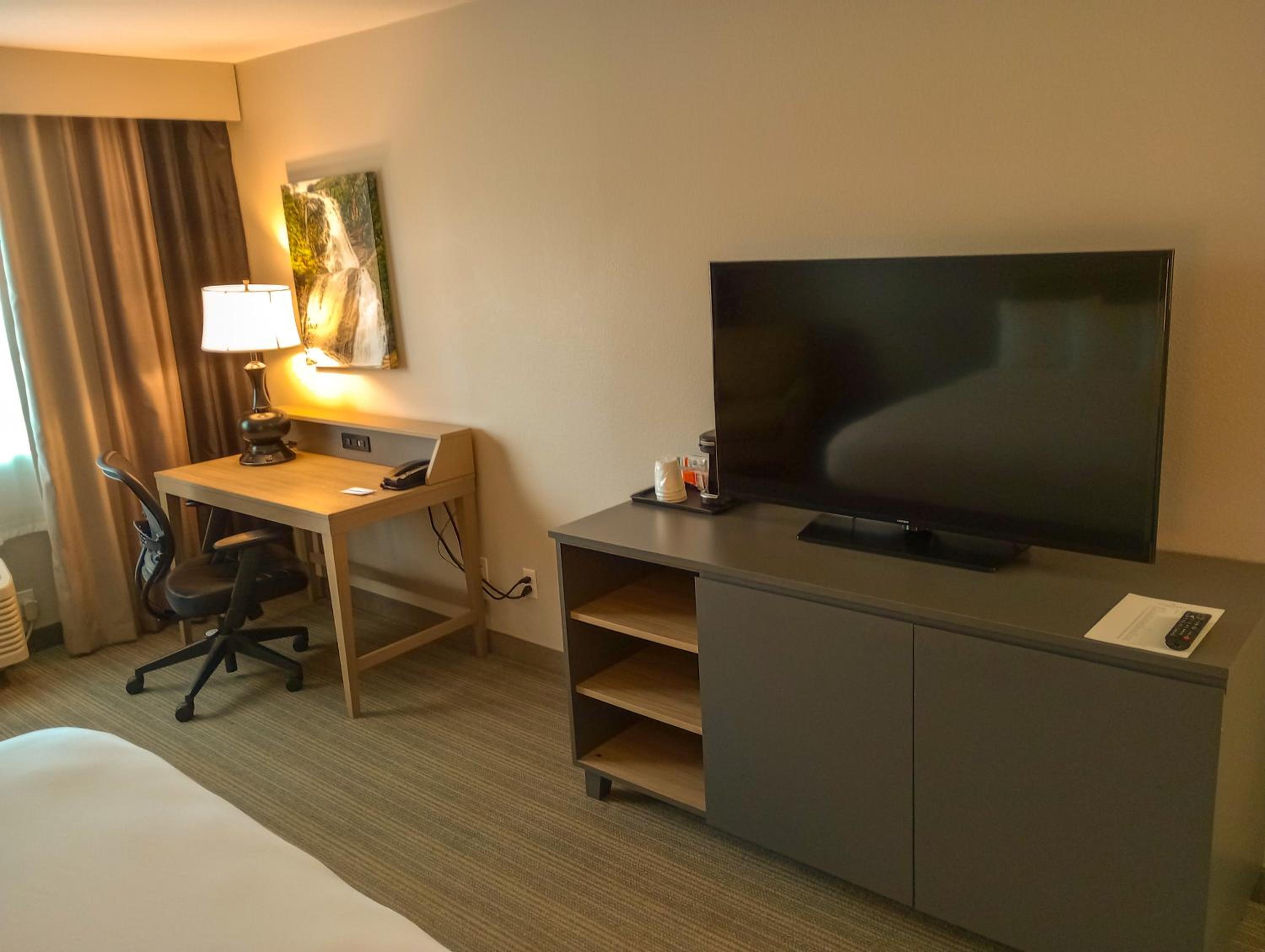 Premium Queen Room with Two Queen Beds - Non-Smoking - Photo 3