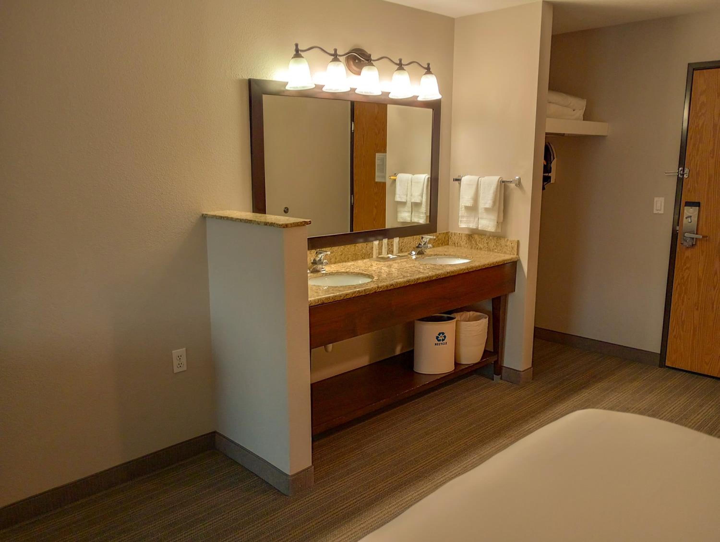 Premium Queen Room with Two Queen Beds - Non-Smoking - Photo 4