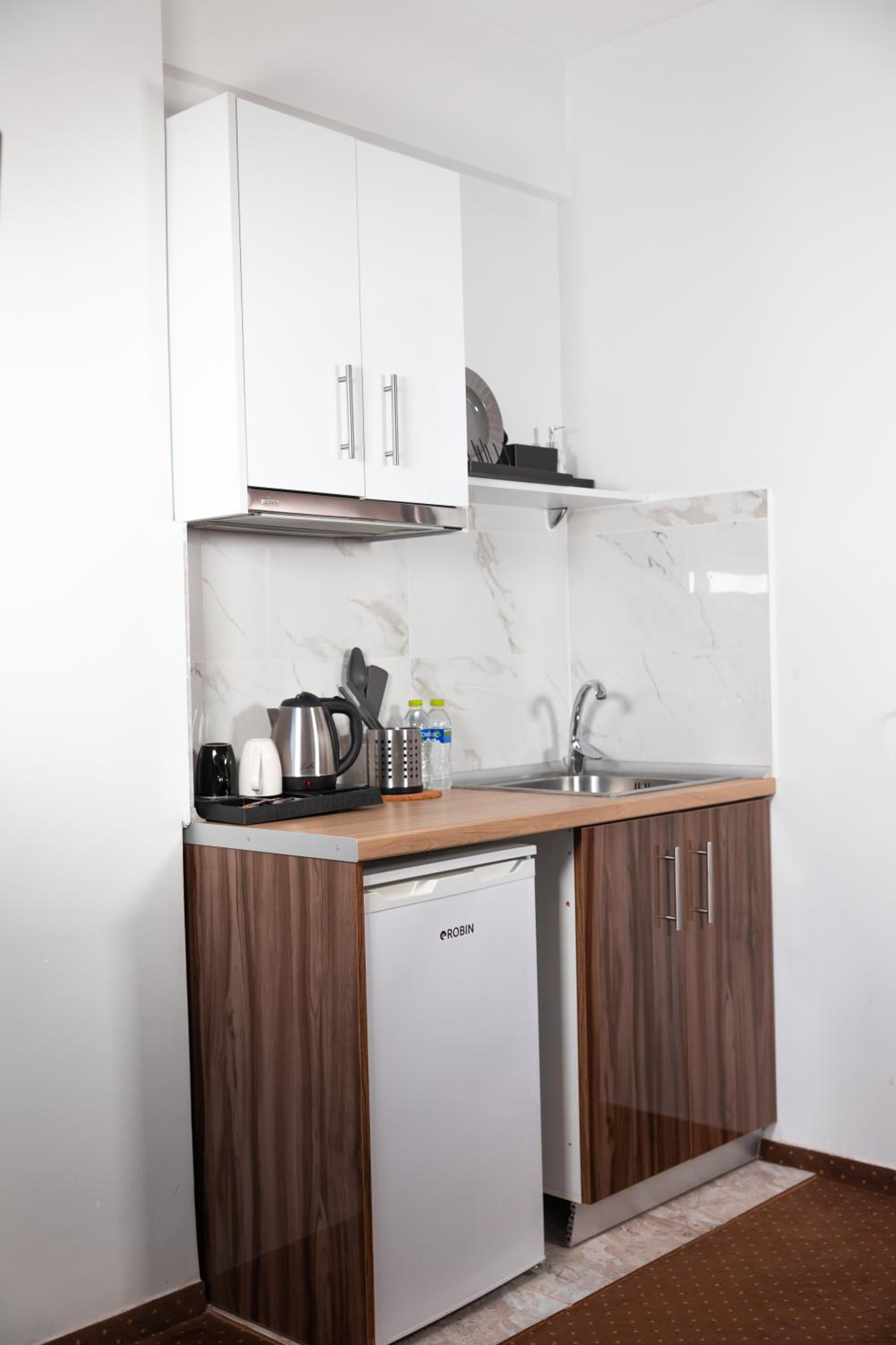 Deluxe Room with Kitchenette - Photo 5