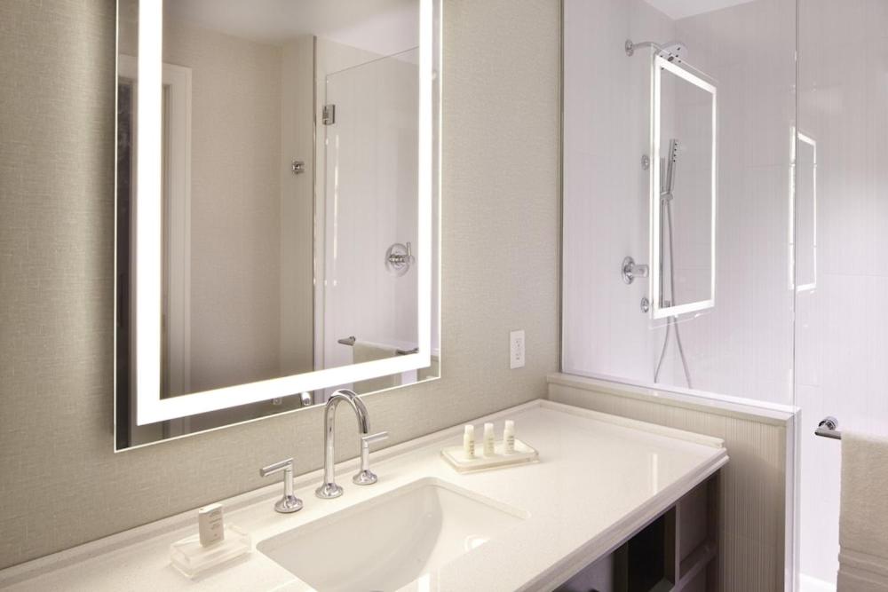 King Room - Hearing Accessible - Non-Smoking photo 2