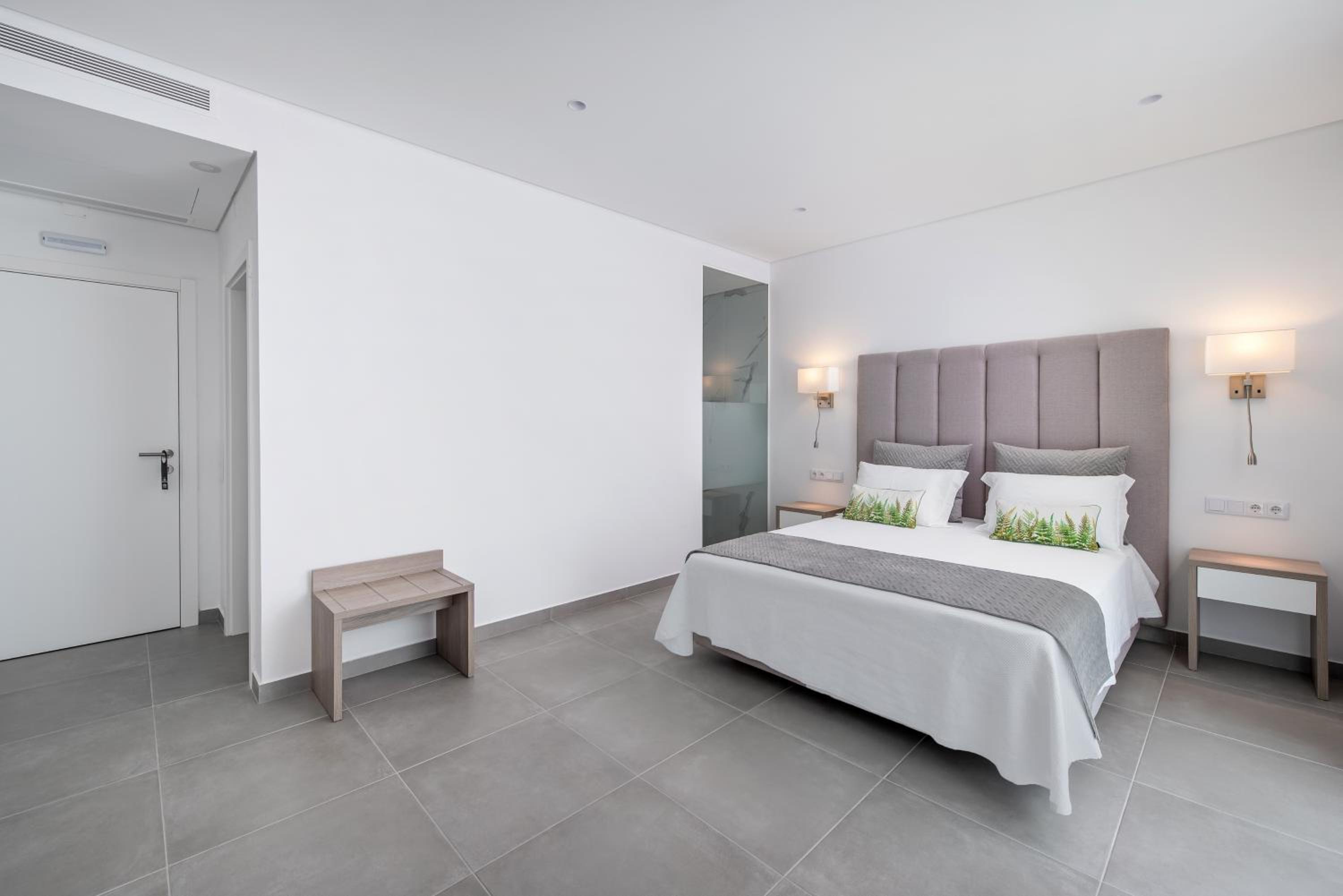 Queen Suite with Pool View photo 2