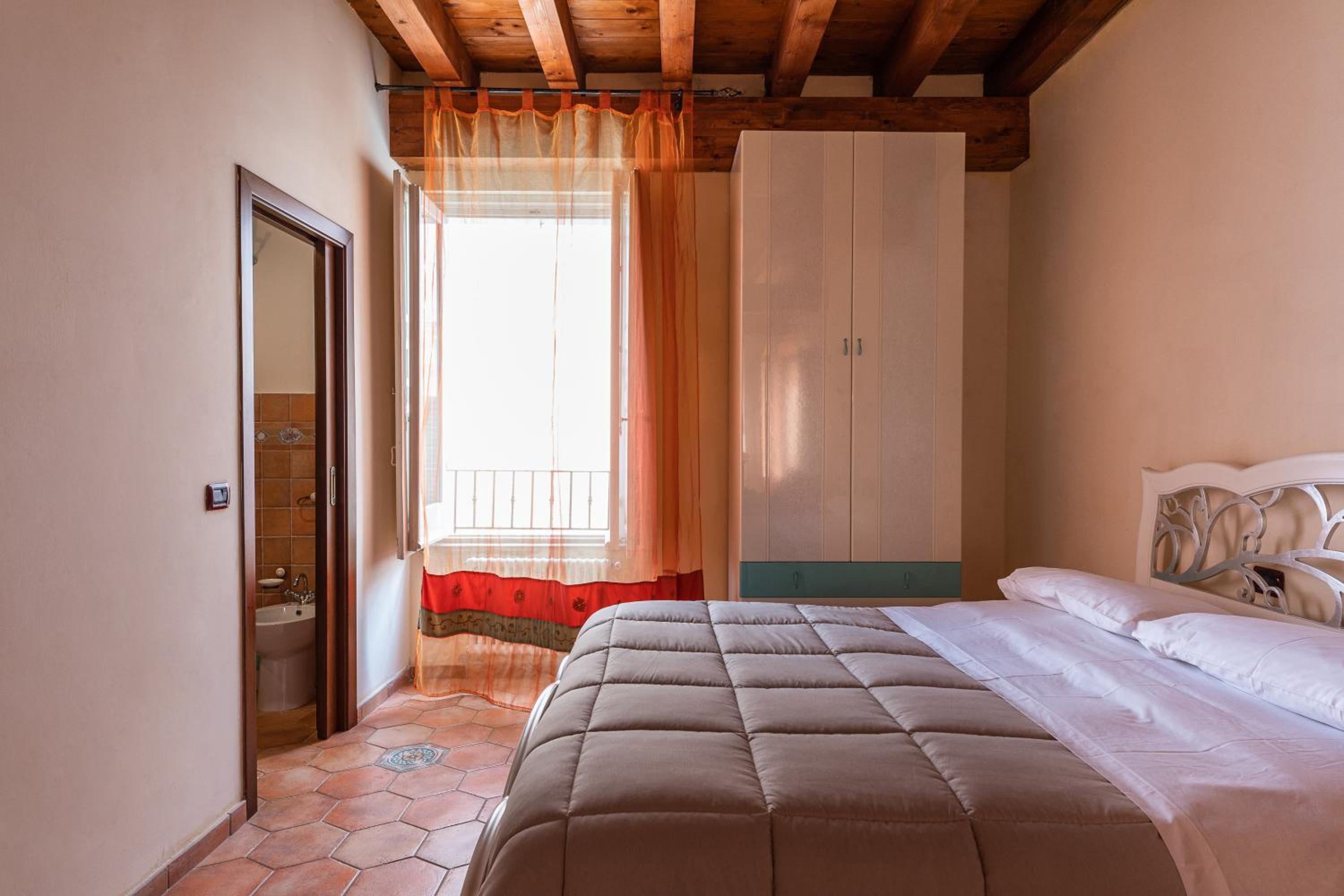 Large Double Room photo 3