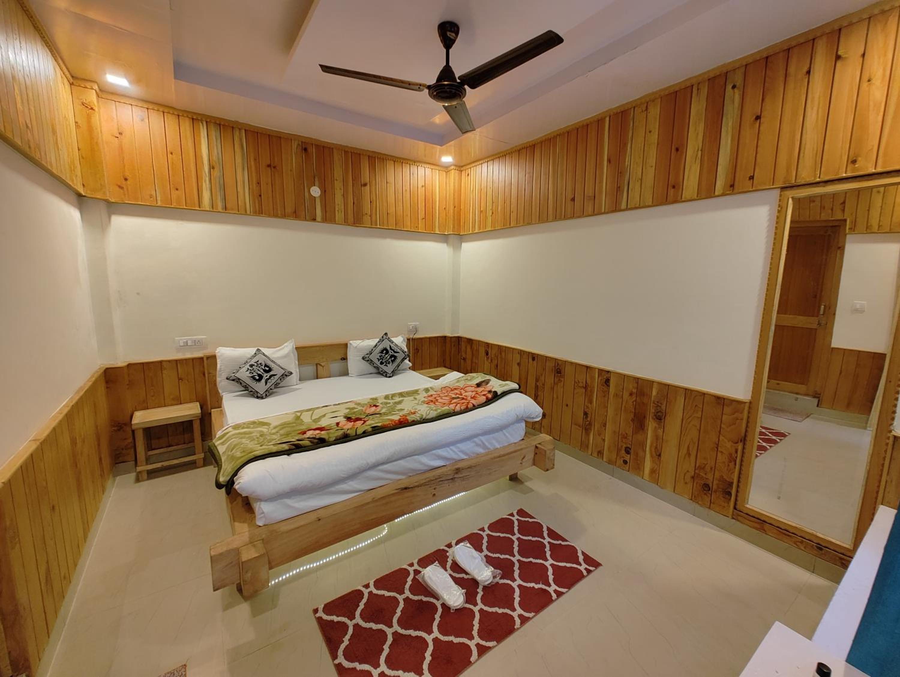 King Room with Mountain View photo 3