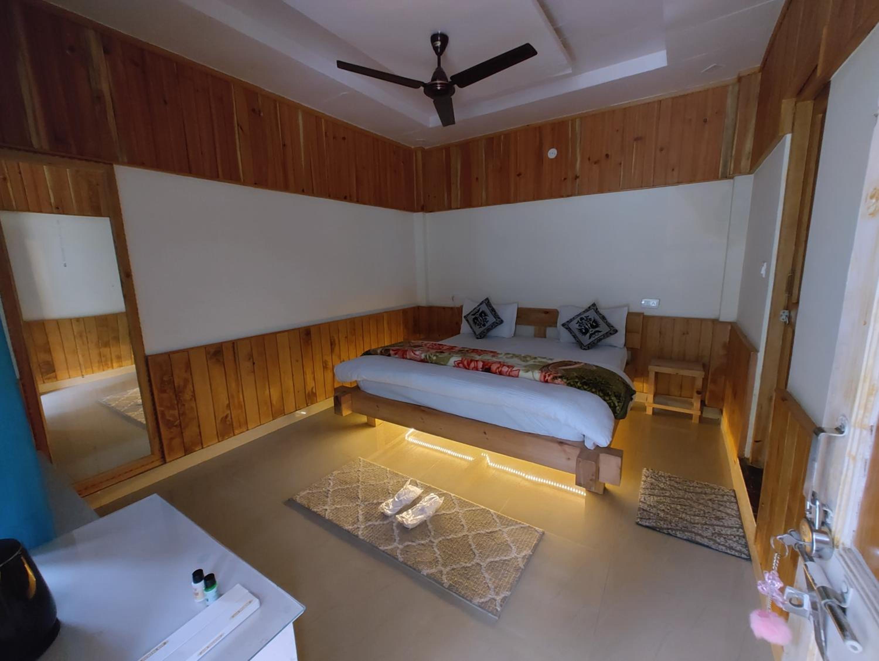 King Room with Mountain View photo 2