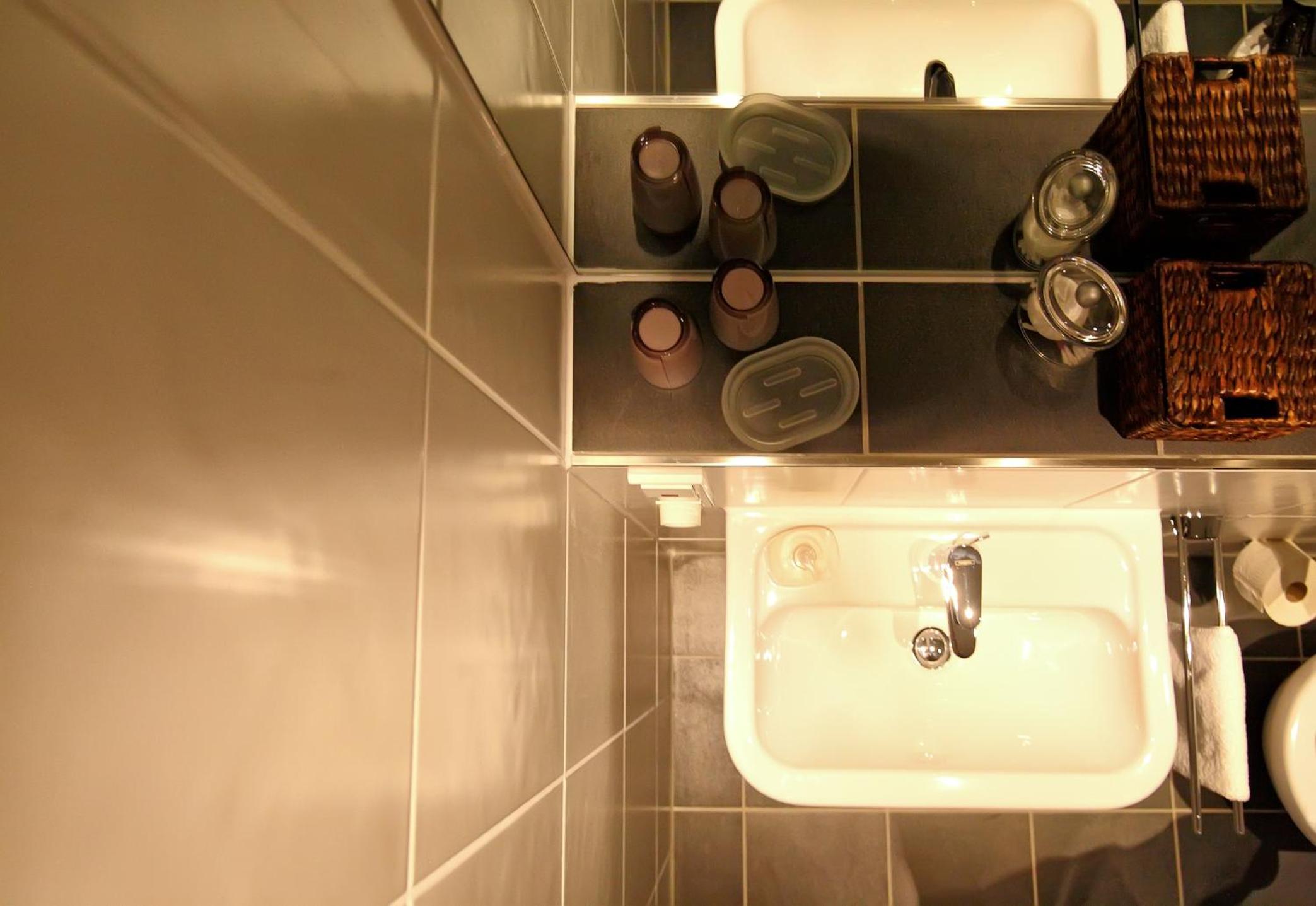 Single Room with Bathroom photo 2