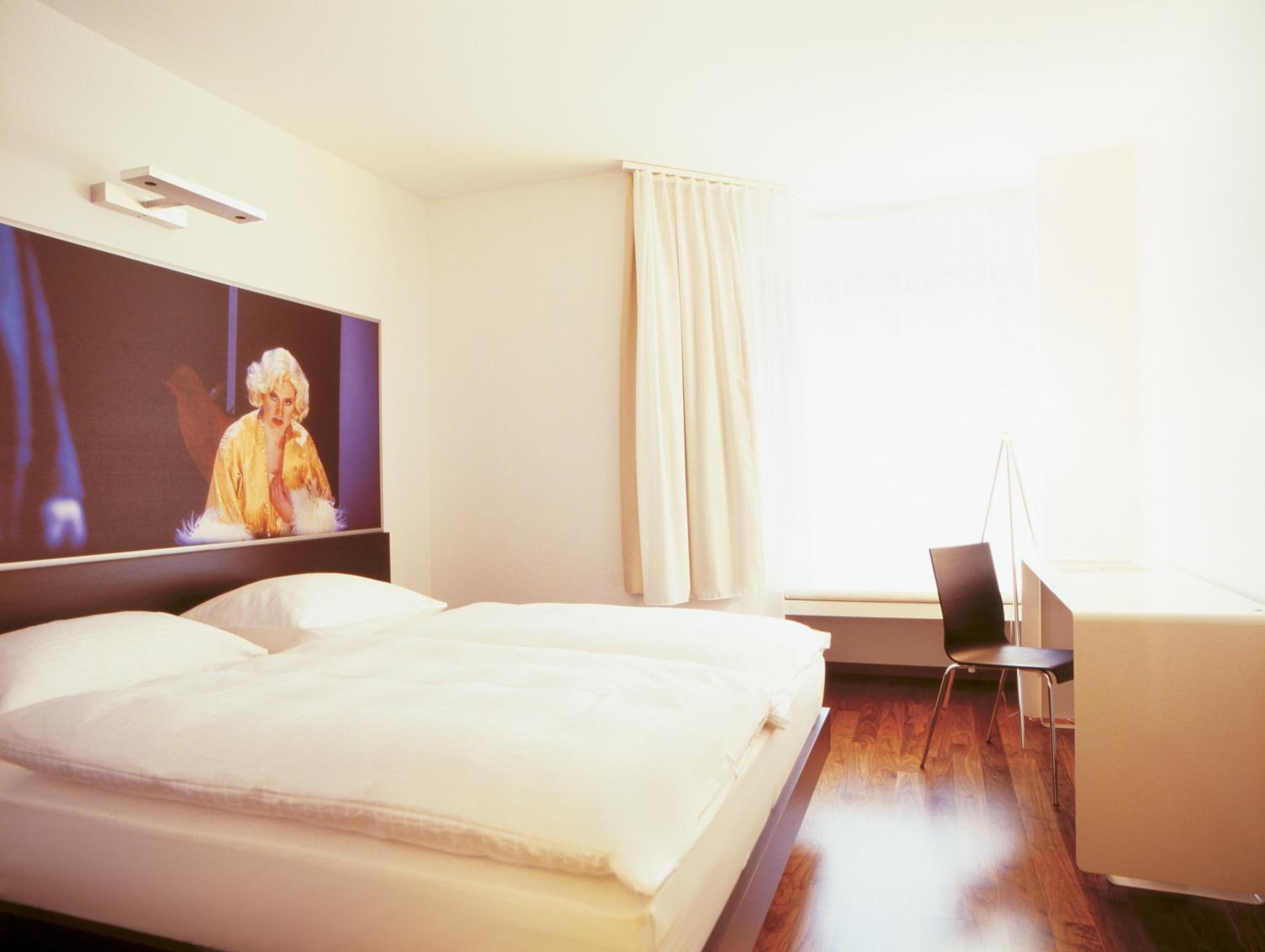 Standard Double Room - Photo 7