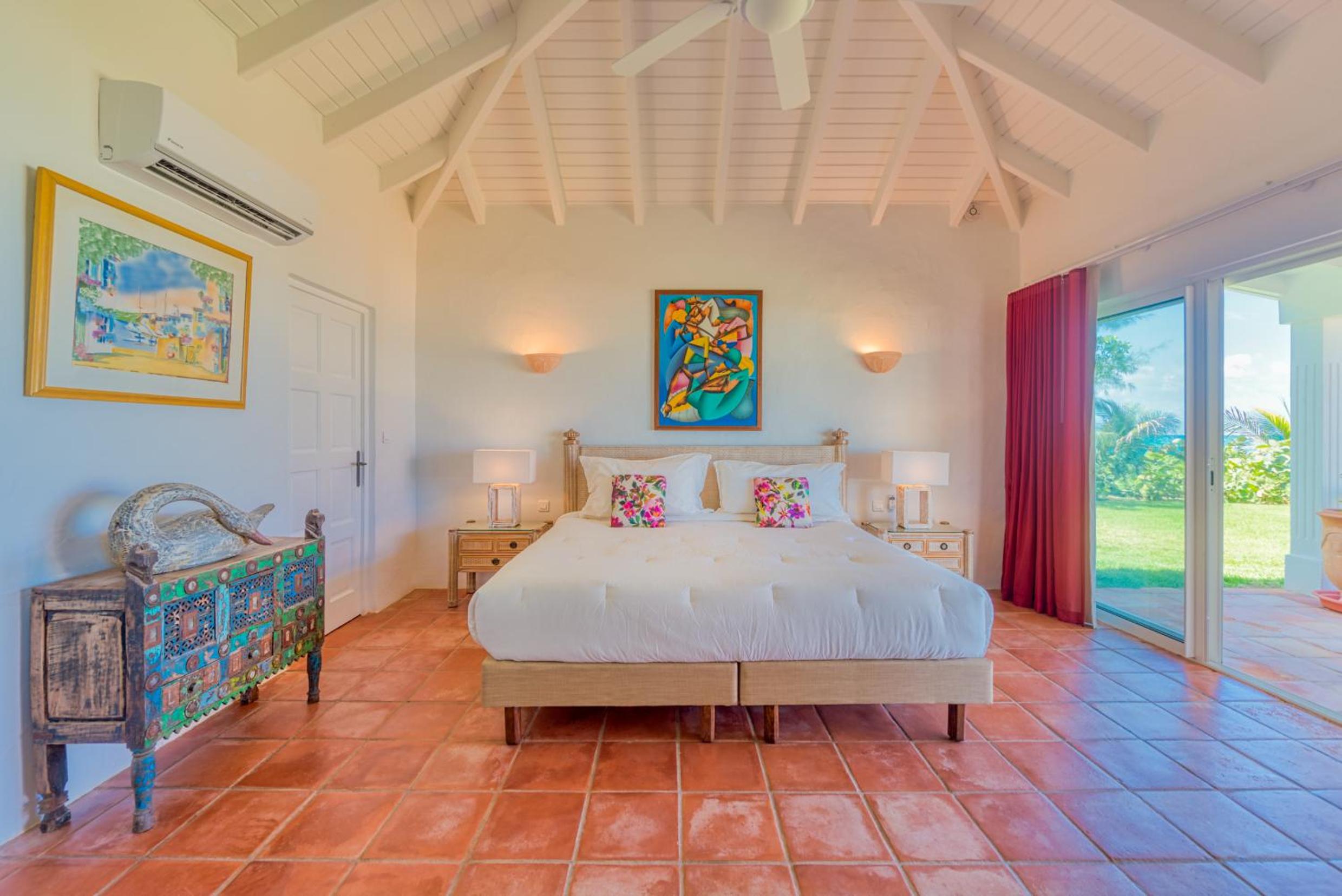 Five-Bedroom Villa photo 1