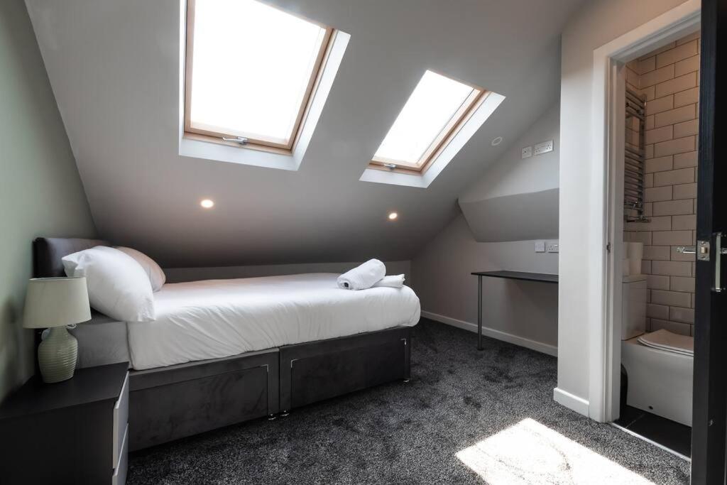 Five-Bedroom House photo 3