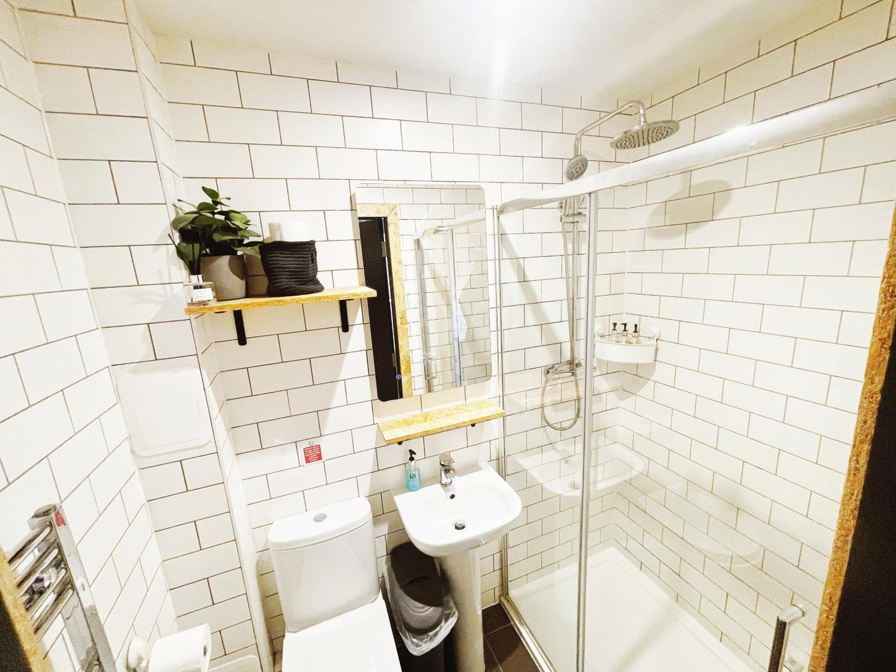 Superior Double Room with Ensuite (Room 6) - Photo 3