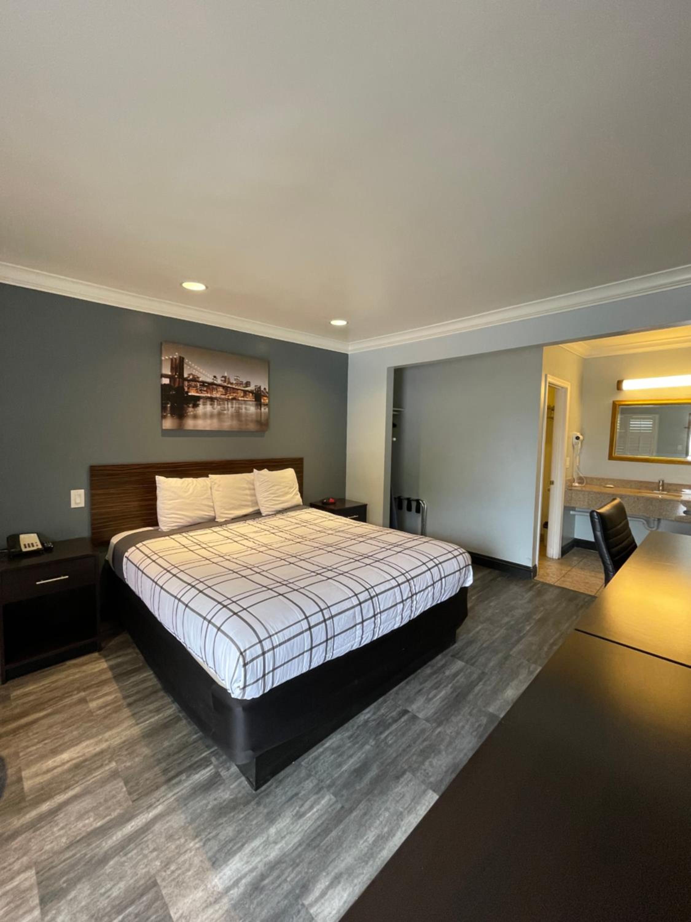 King Room - Non-Smoking photo 3