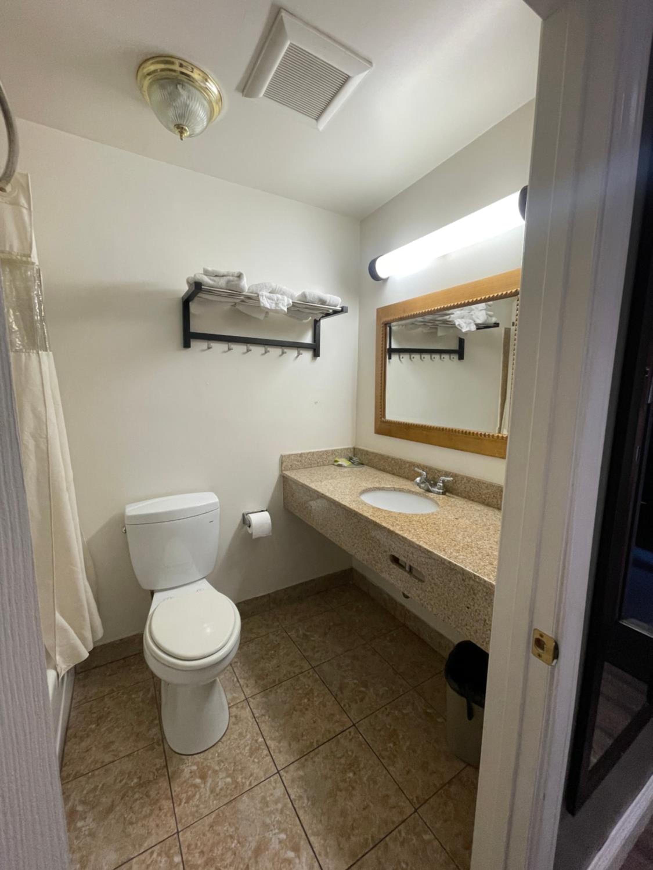 Queen Room with Two Queen Beds - Non-Smoking photo 2
