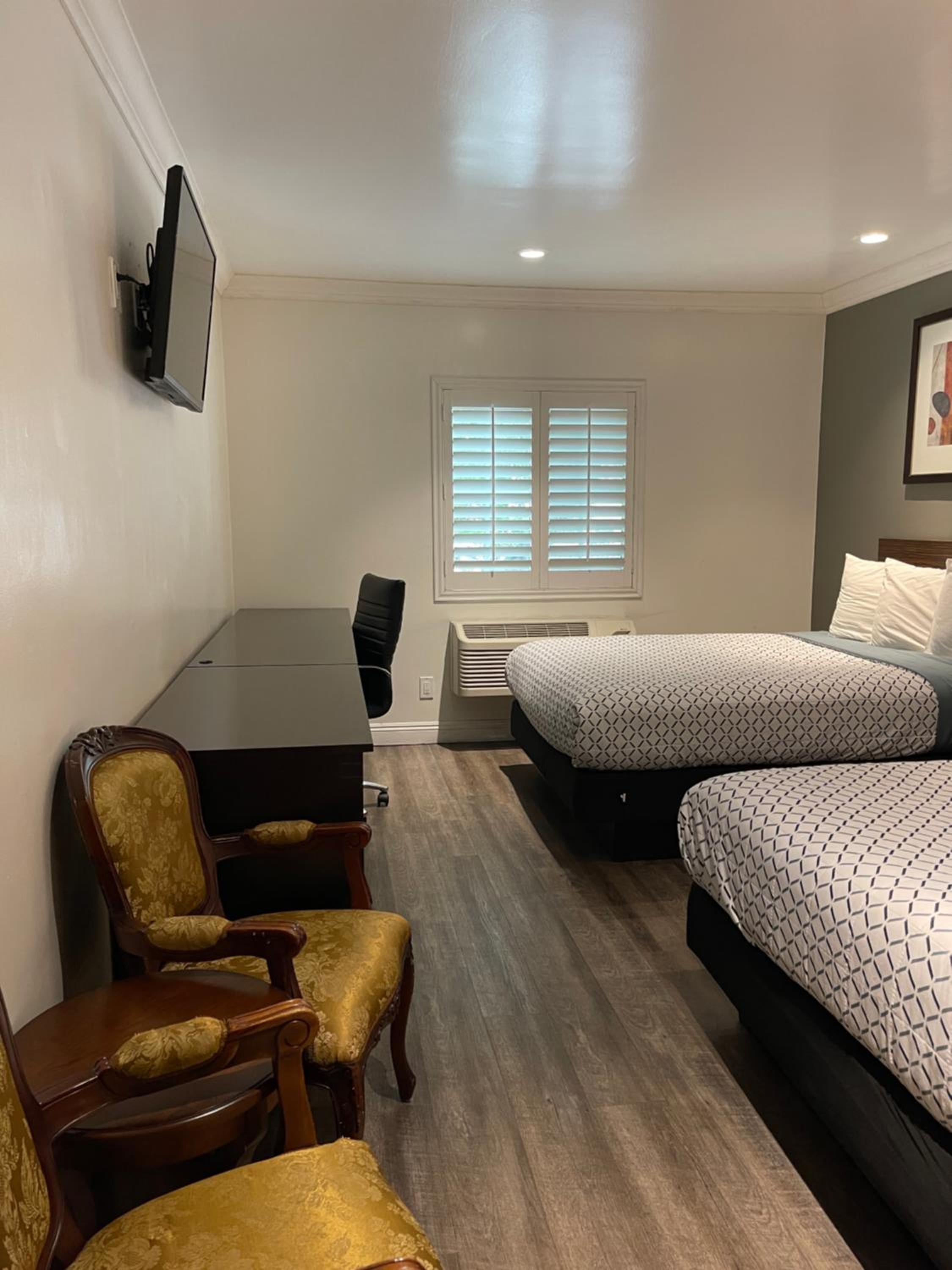 Queen Room with Two Queen Beds - Non-Smoking photo 3