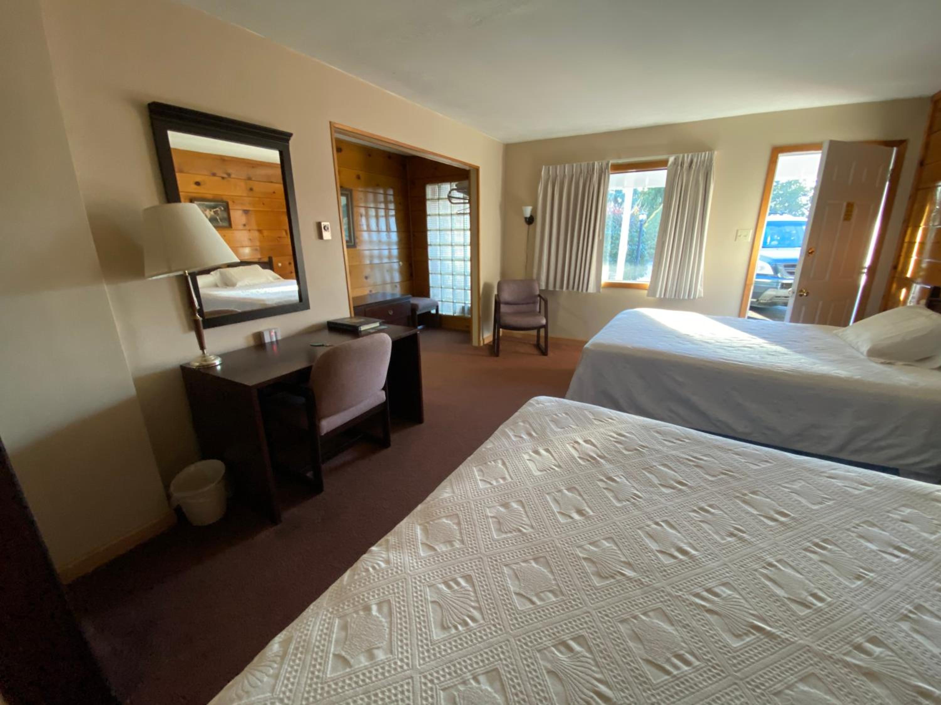 Standard Queen Room with Two Queen Beds photo 3