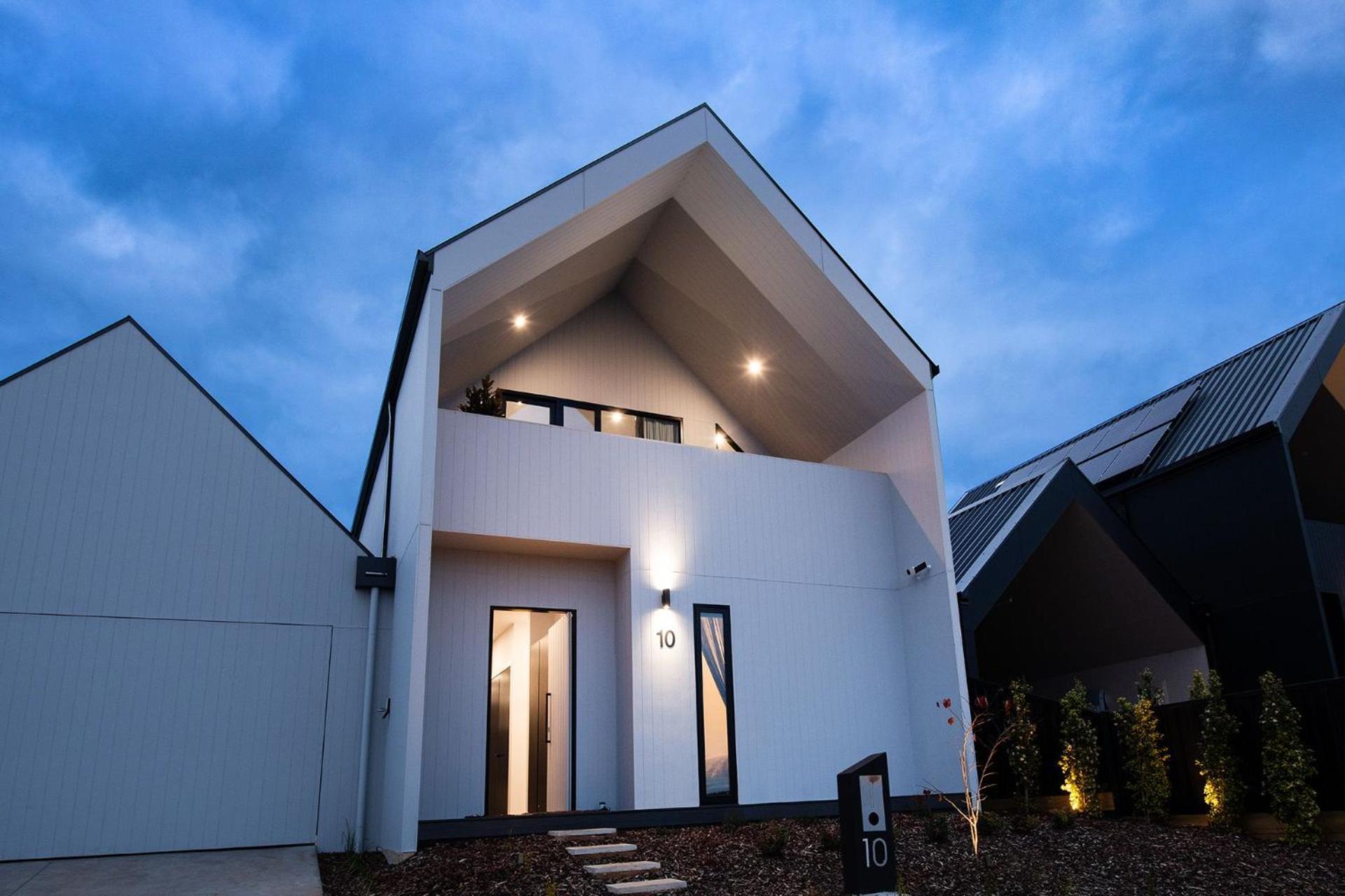 Three-Bedroom House photo 3