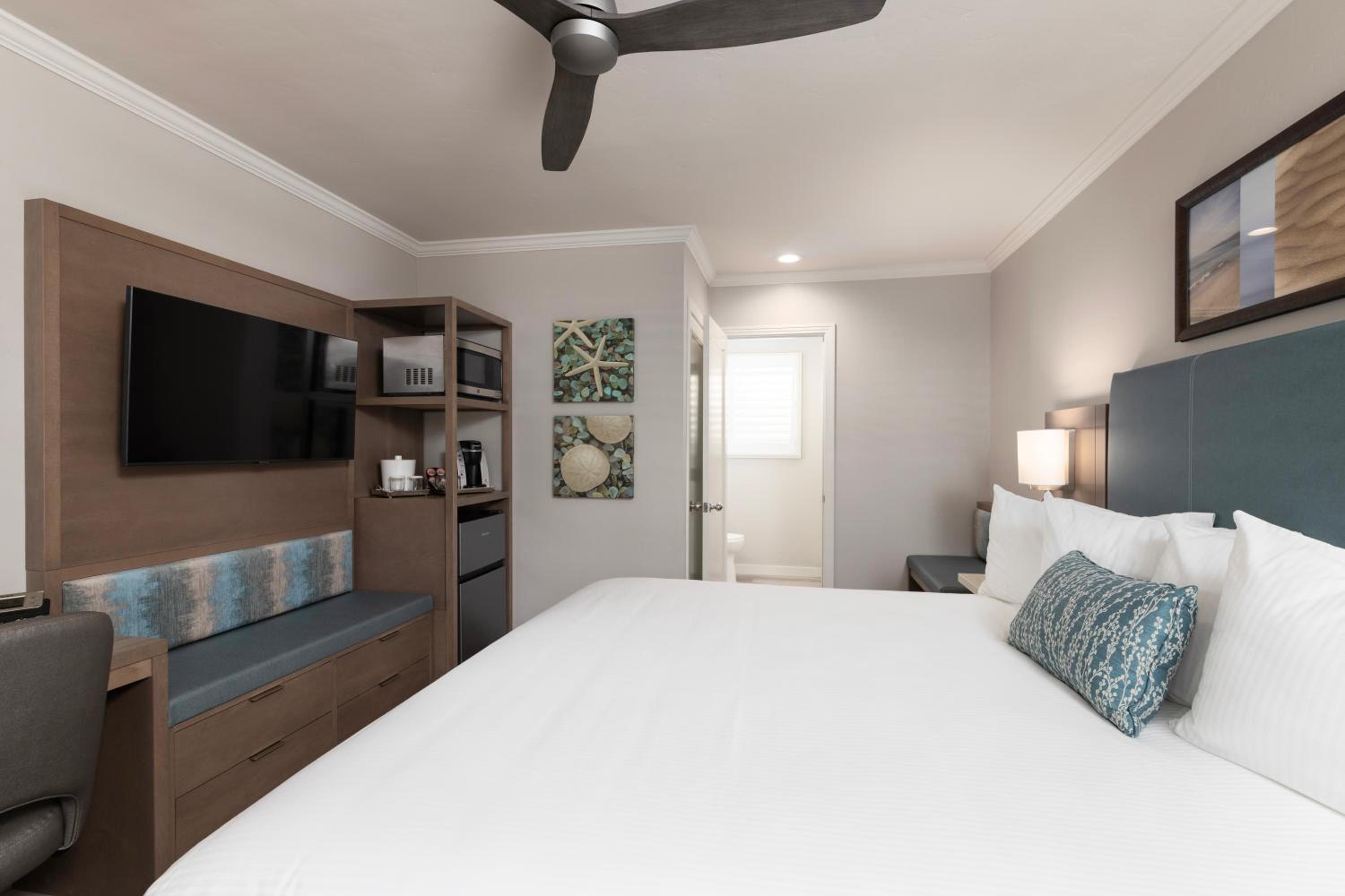 Standard King Room - Photo 6