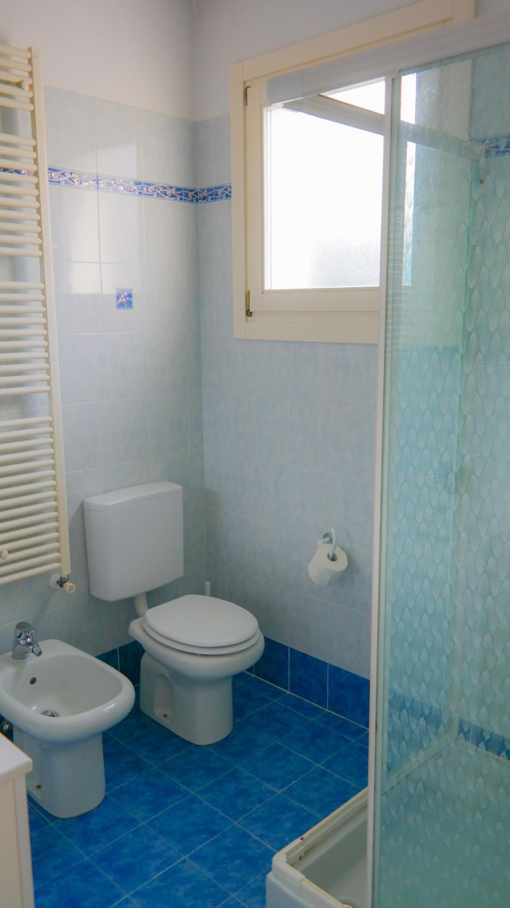 Two-Bedroom Apartment (6 Adults) - Photo 8
