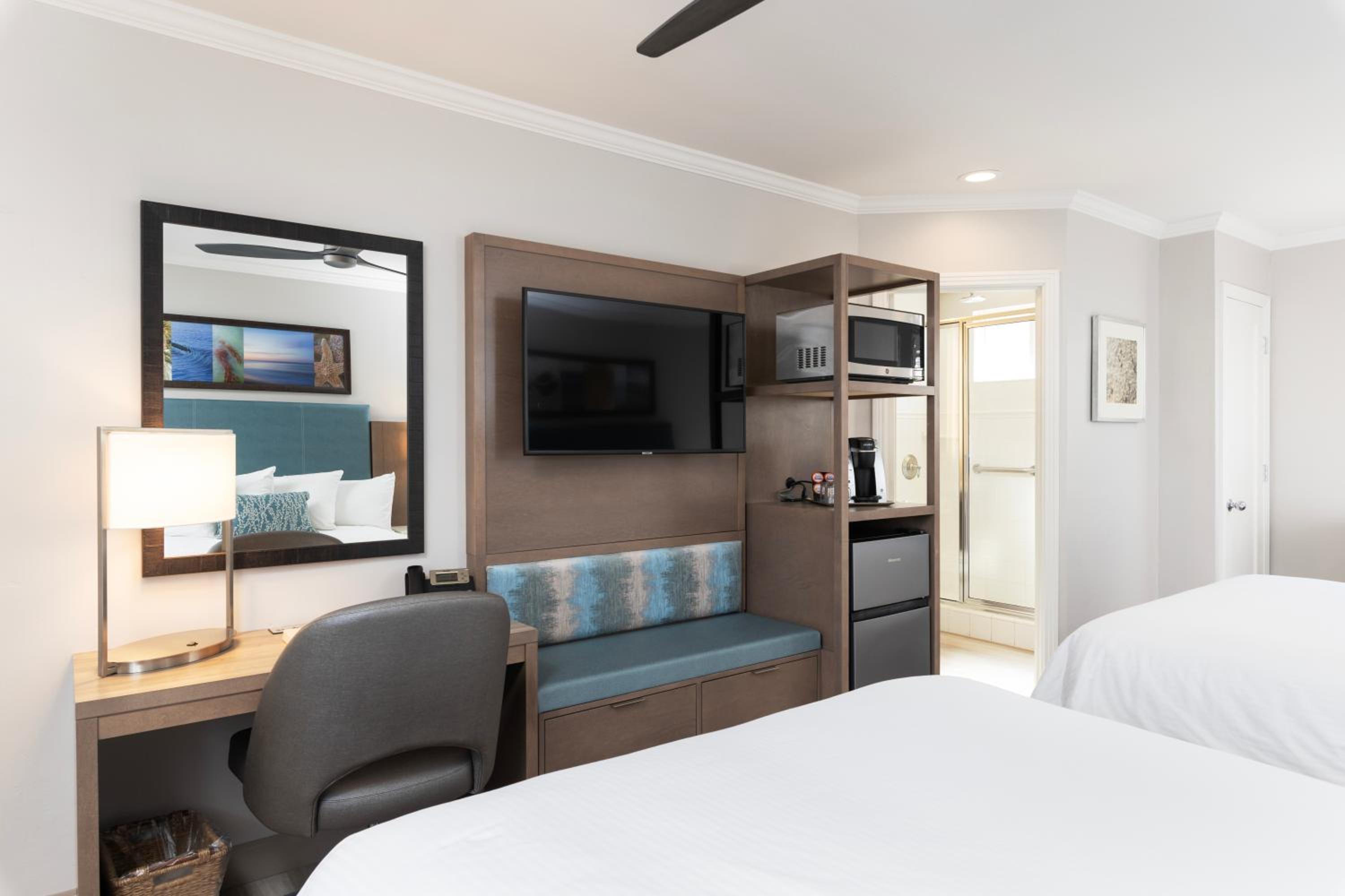 Queen Room with Two Queen Beds - Photo 3
