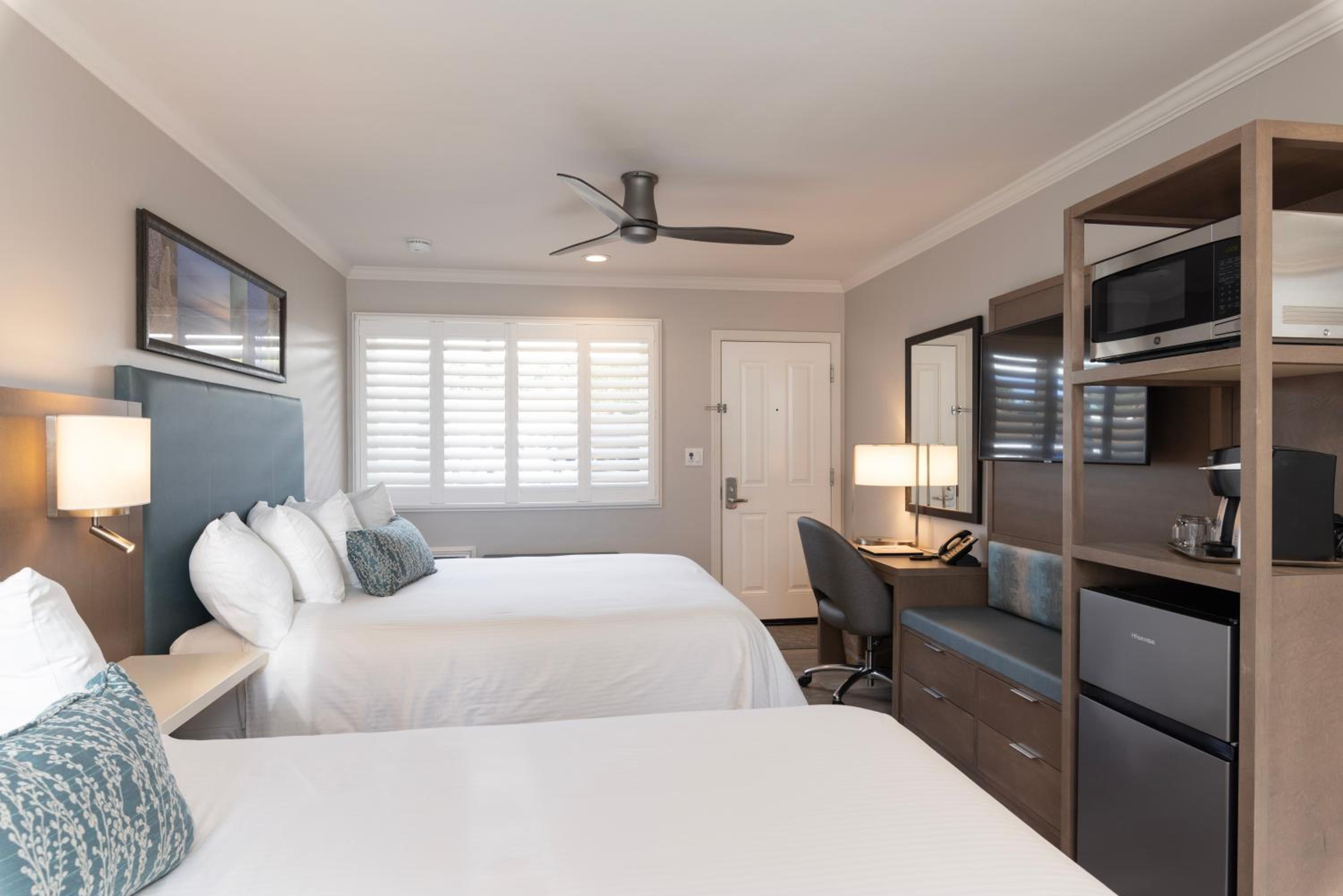 Queen Room with Two Queen Beds - Photo 4