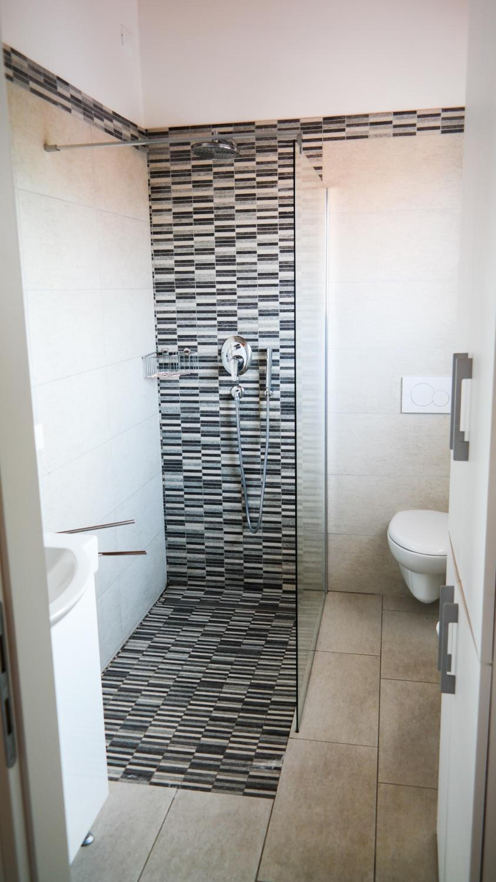 Two-Bedroom Apartment (6 Adults) - Photo 17