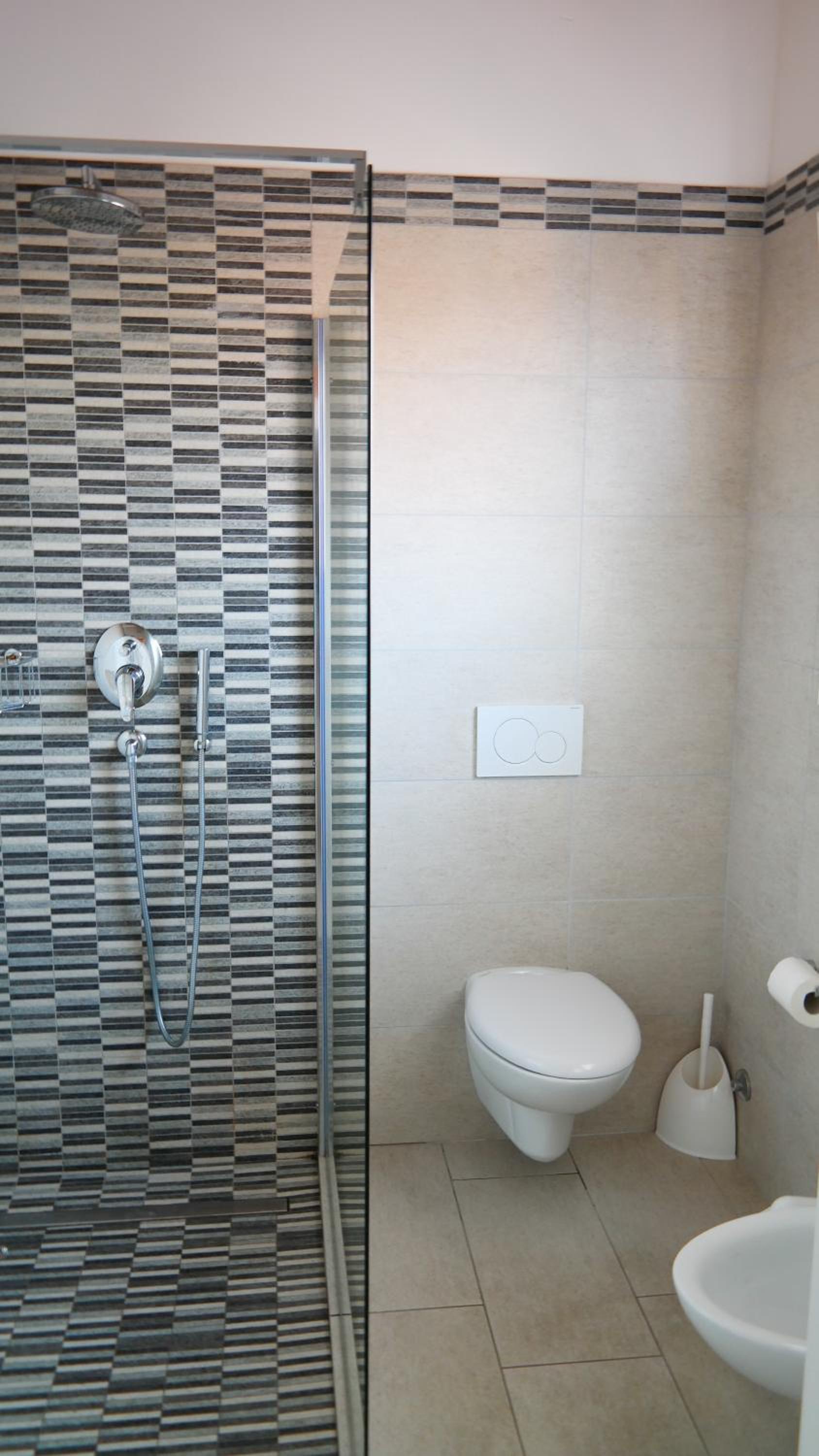 Two-Bedroom Apartment (6 Adults) - Photo 16