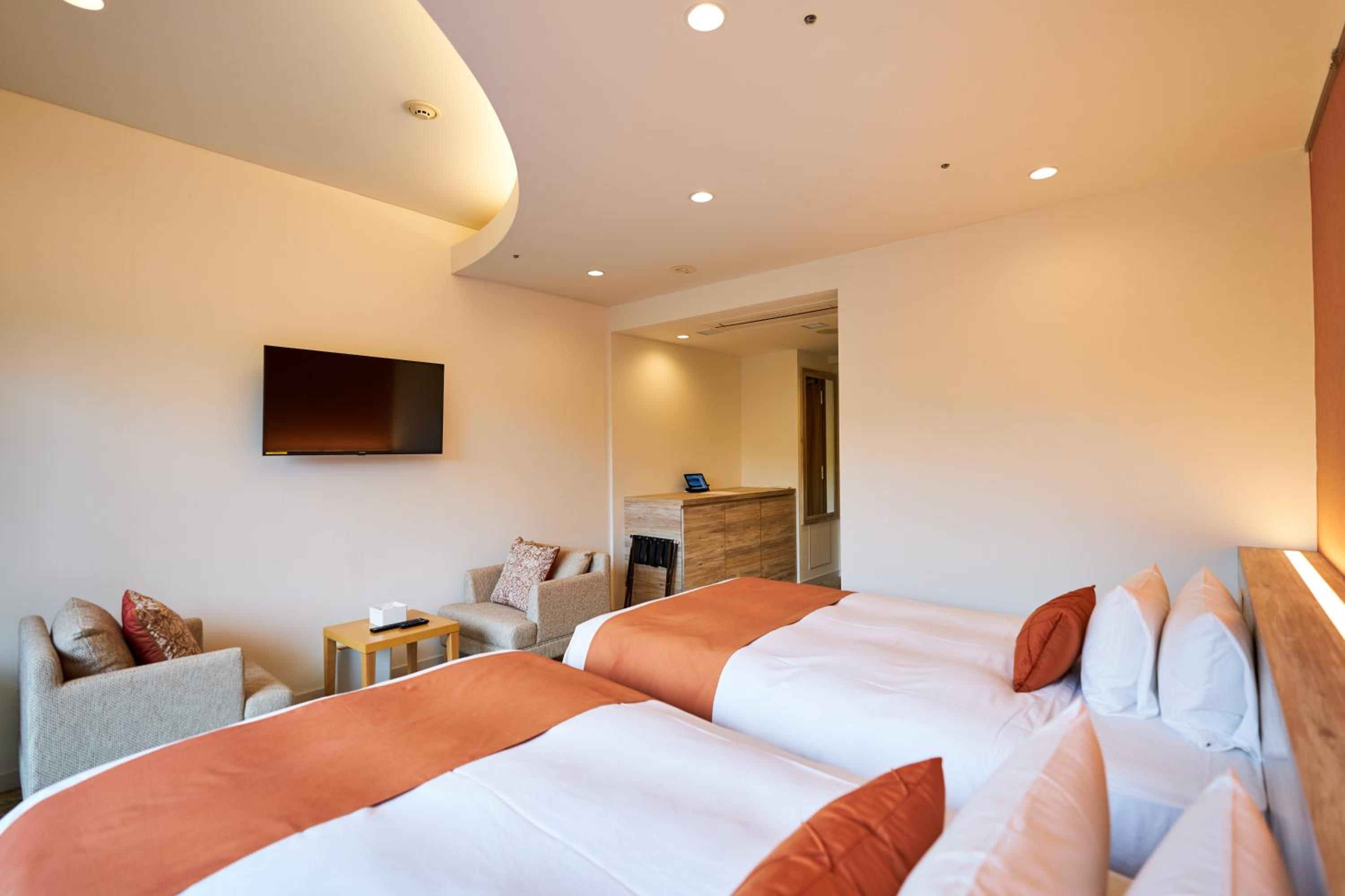 Superior Twin Room thumbnail 5