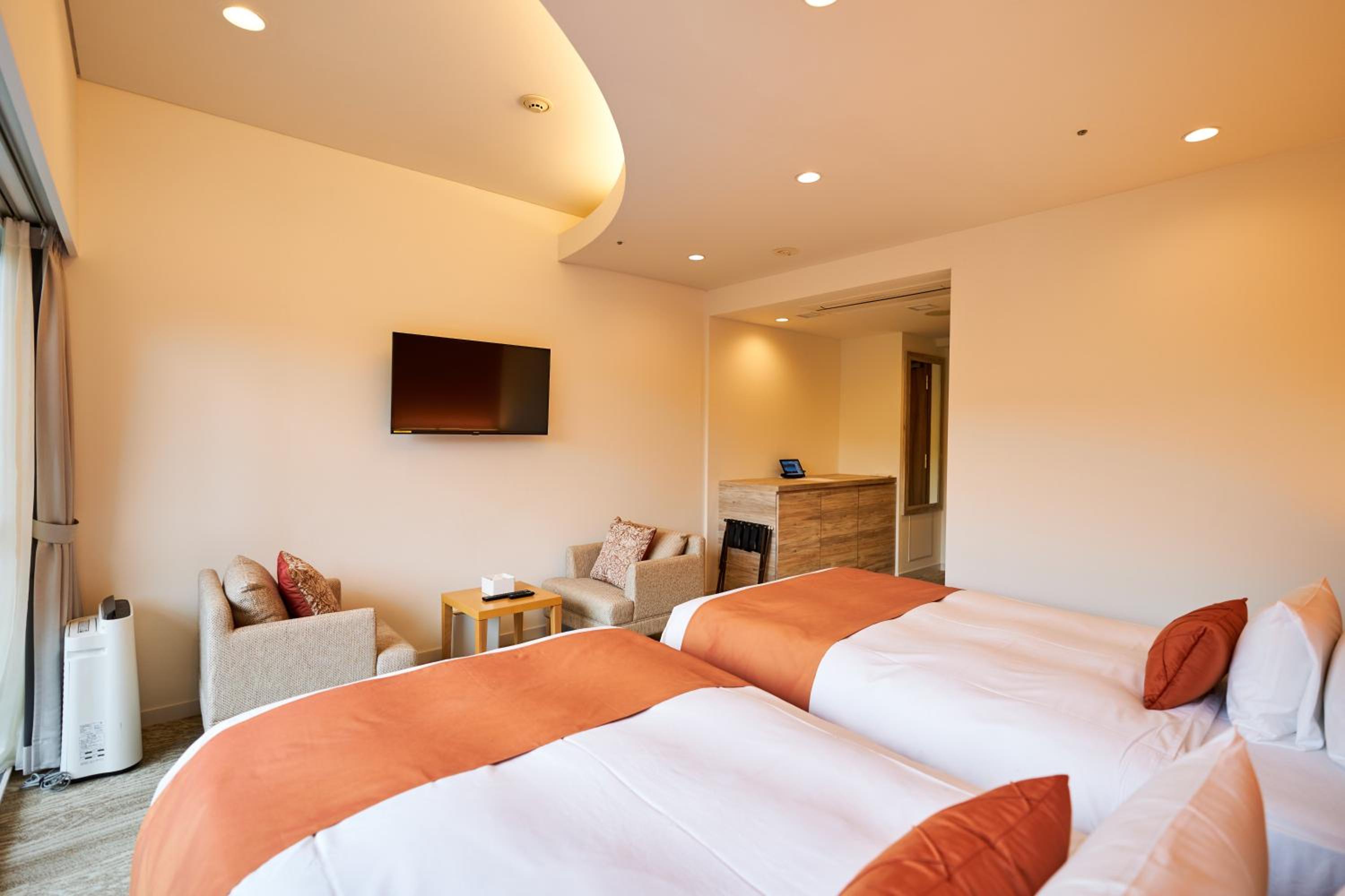 Superior Twin Room thumbnail 6