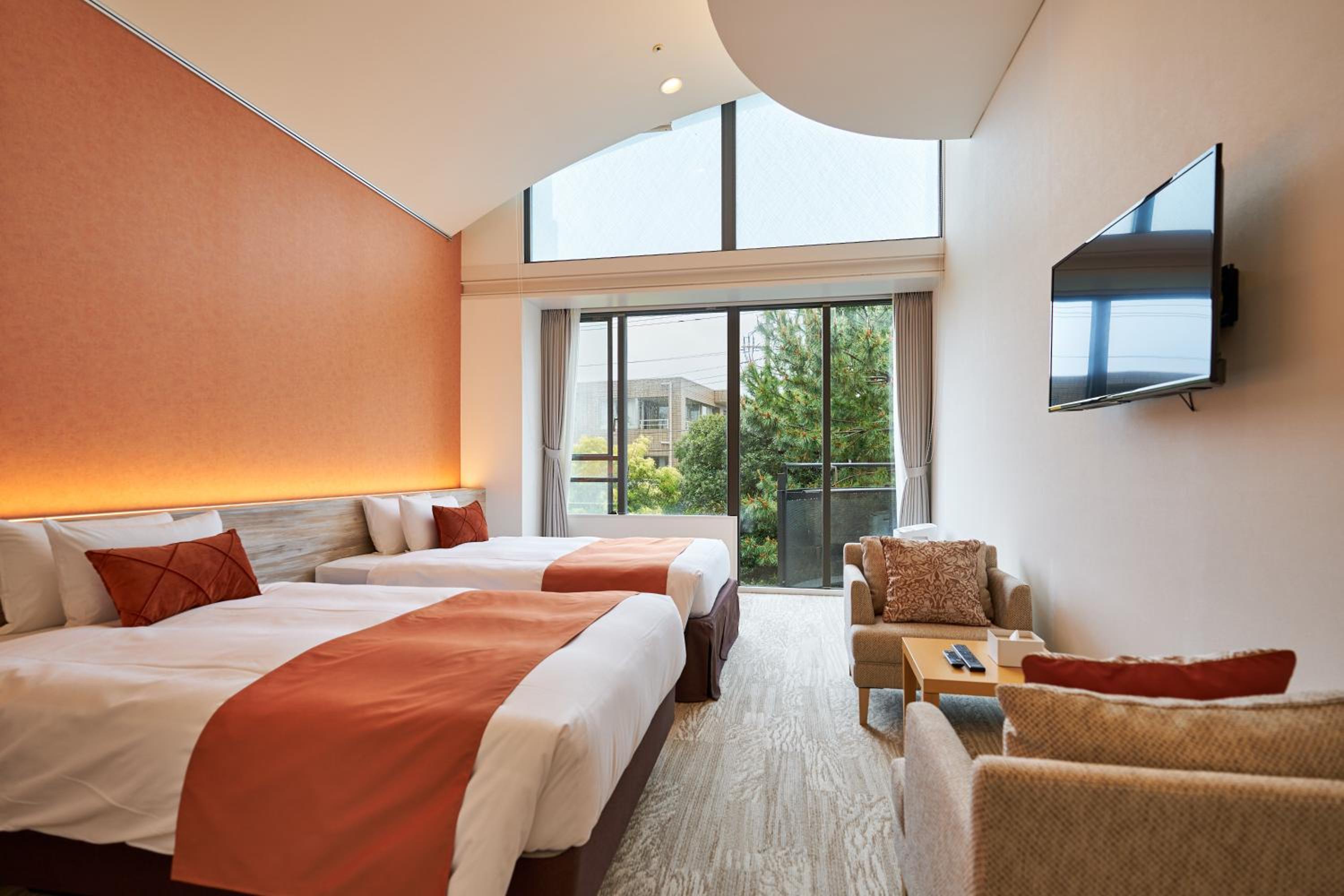Superior Twin Room thumbnail 5