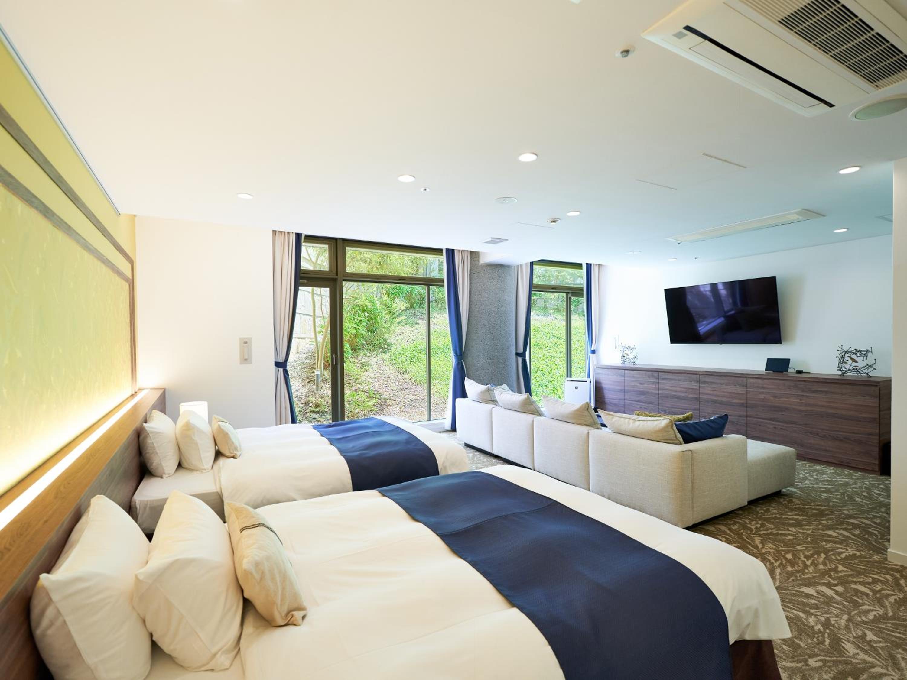 Premium Twin Room thumbnail 5