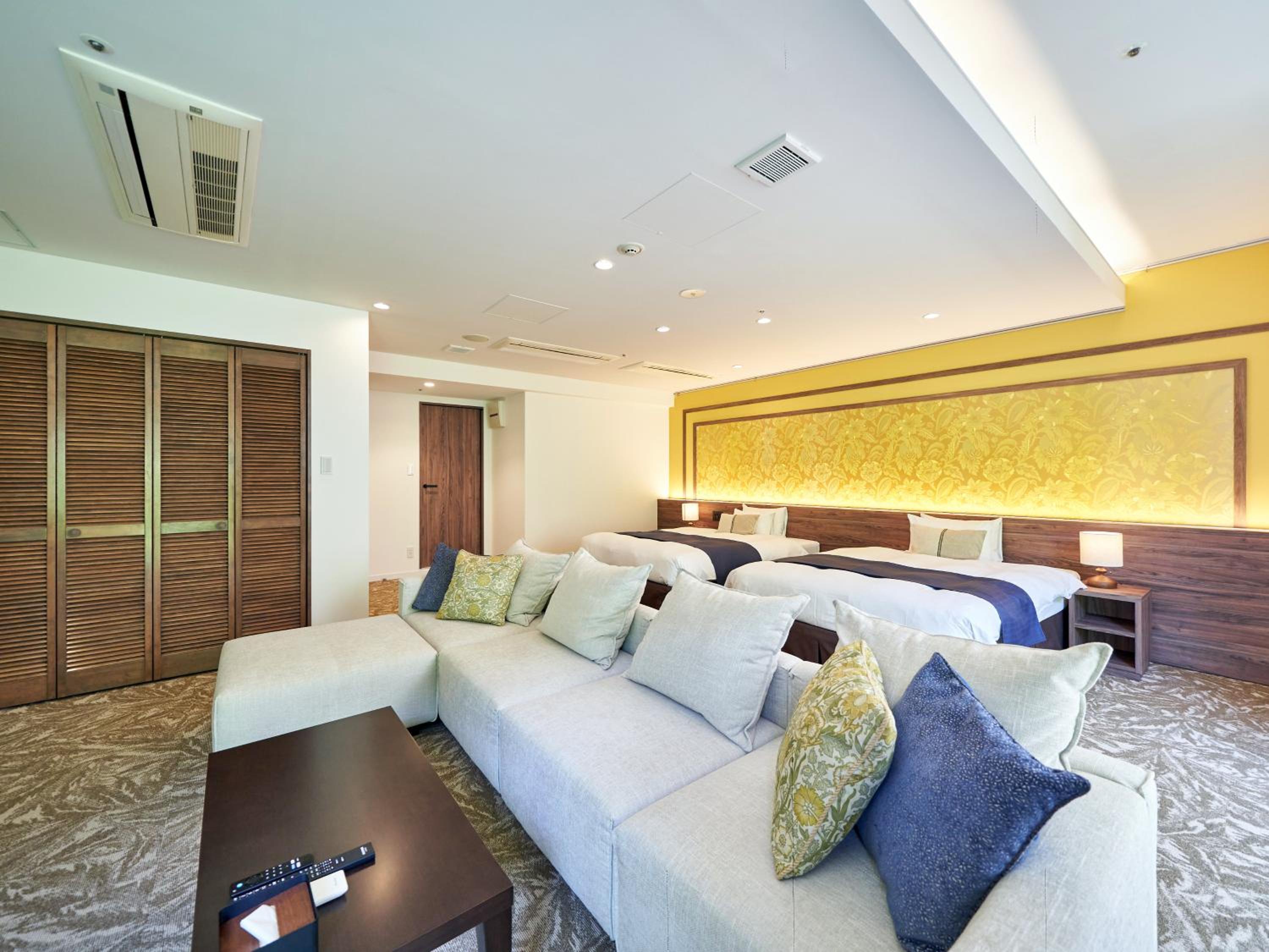 Premium Twin Room thumbnail 6