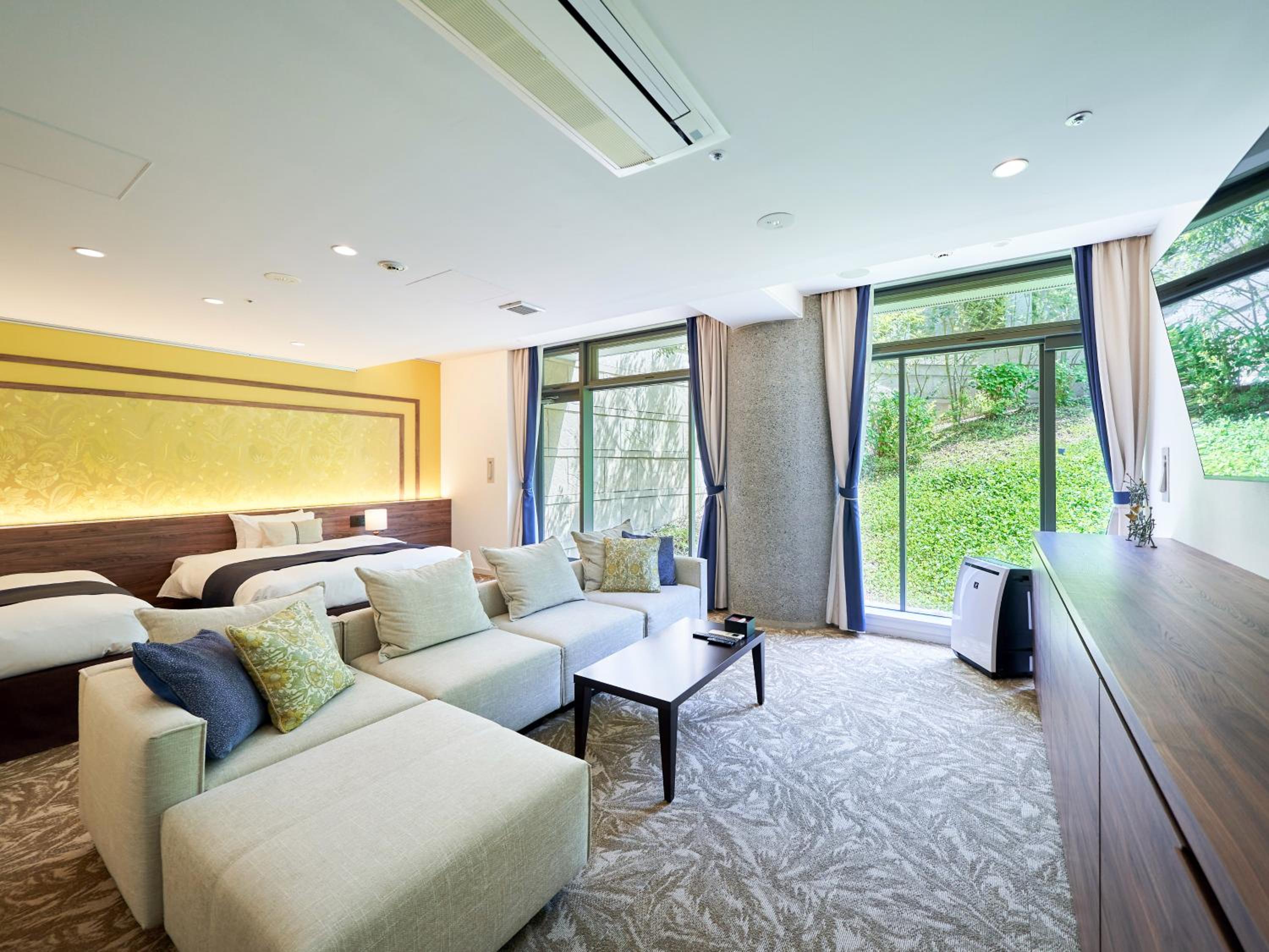 Premium Twin Room thumbnail 5